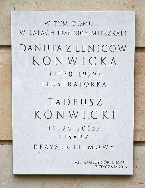 Zdjęcie przedstawia tablicę znajdującą się na ścianie budynku. Napis na tablicy brzmi: W tym domu w latach 1956-2015 mieszkali Danuta z Leniców Konwicka (1930-1999) ilustratorka, Tadeusz Konwicki (1926-2015) pisarz, reżyser filmowy. Mieszkańcy Górskiego 1, siódmy stycznia 2016 .