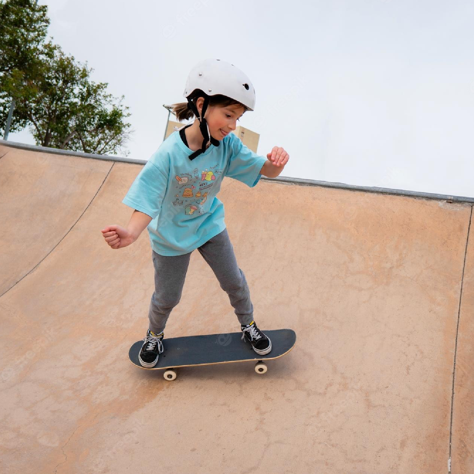 Zdjęcie ukazuje chłopca w wieku szkolnym na deskorolce. Na głowie ma kask. 