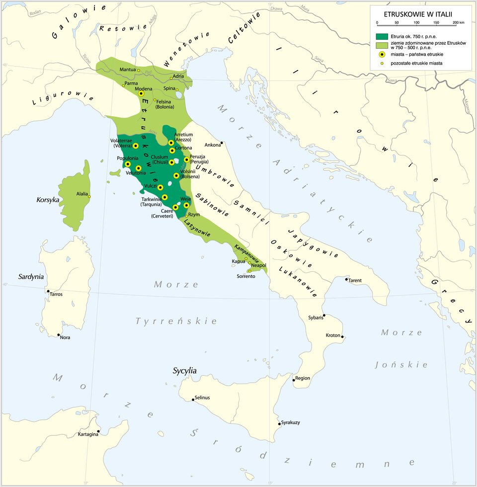 Ilustracja przedstawia mapę zasięgu wpływów Etrusków w Italii. Kontur obszaru Półwyspu Apenińskiego i basenów morza Tyrreńskiego i Adriatyckiego. Ciemnozielonym kolorem zaznaczono Etrurię z miastami: Volterra, Populonia, Volutonia, Vulczi, Weje, Tarquinia, Cerveteri, Bolsena, Chlusi, Perugia, Cortona, Arezza. Jasnozielonym kolorem oznaczono ziemie zdominowane przez Etrusków z miastami: Rzym, Kapua, Neapol, Alalia, Bolonia, Spina, Adria, Modena, Parma, Mantua. Pozostałe miasta: Tarros, Nora, Kartagina, Selinus, Syrakuzy, Region, Sybaris, Kroton, Tarent. Wyspy: Korsyka, Sardynia, Sycylia. Pozostałe miasta: Tarros, Nora, Syrakuzy, Kartagina, Selinus, Nikaja.Ludy: Galowie, Celtowie, Wenetowie, Retowie, Ligurowie, Etruskowie, Umbrowie, Sabinowie, Samnici, Japygowie, Oskowie, Lukanowie, Grecy, Ilirowie.