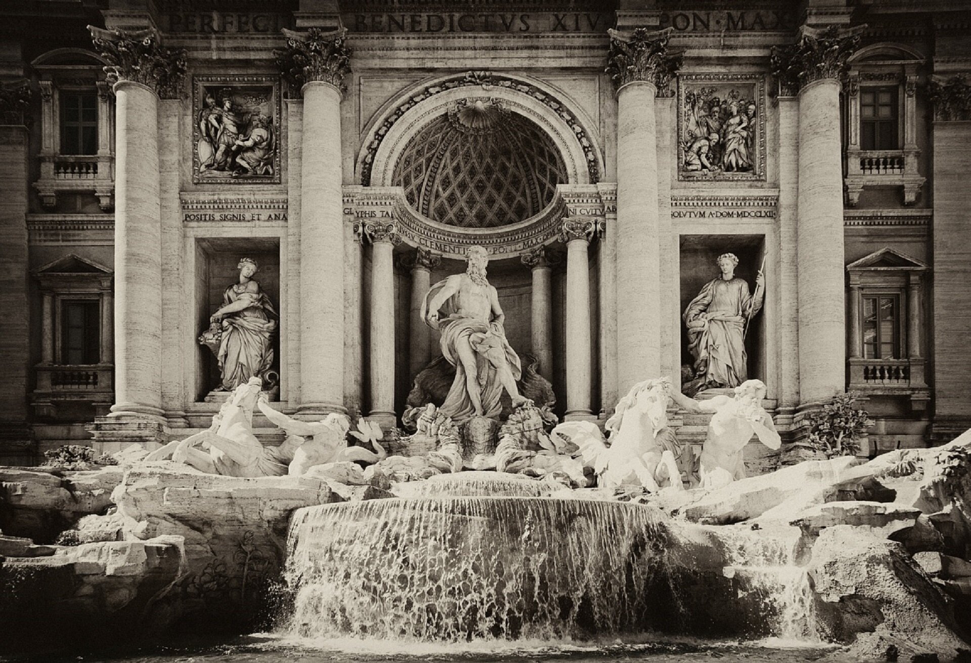 Ilustracja przedstawia Fontannę di Trevi. W centralnej części znajduje się posąg Neptuna, rzymskiego boga wód, chmur i deszczu. Neptun stoi na rydwanie, zaprzęgniętym w hippokampy – pół-konie, pół-ryby. Hippokampy są ujarzmiane przez Trytony – pół-ludzi, pół-ryby. Z lewej strony jeden tryton ujarzmia niespokojnego, rozdrażnionego hippokampa, drugi tryton, z prawej strony trzyma łagodnego, spokojnego pół-konia, pół-rybę.