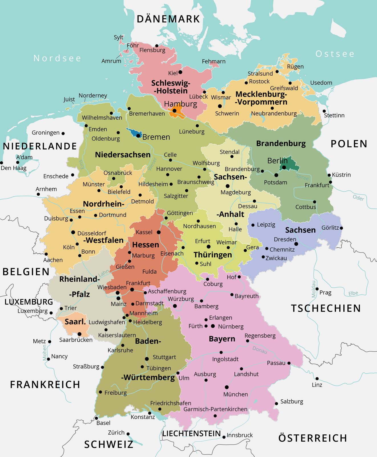 Grafika przedstawia mapę Niemiec - podział administracyjny oraz państwa, z którymi sąsiaduje. Niemcy graniczą z Danią na północy, Polską i Czechami na wschodzie, Austrią, Lichtensteinem i Szwajcarią na południu oraz Francją, Belgią, Luksemburgiem i Holandią na zachodzie.
Niemcy mają dostęp do Morza Bałtyckiego i Morza Północnego na północy. Największą wyspą na Morzu Bałtyckim jest Rugia. W północnej części Niemiec znajduje się: Hamburg, Lübeck, Kiel. W południowej części kraju znajduje się: München, Stuttgart, Augsburg. We wschodniej części kraju znajduje się: Chemnitz, Dresden, Leipzig. W zachodniej części kraju znajduje się: Dortmund, Köln, Düsseldorf.