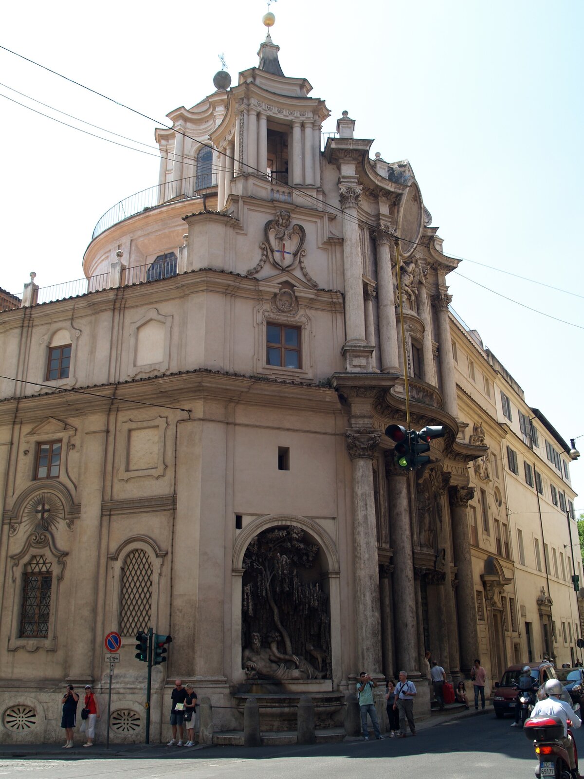 Ilustracja o kształcie pionowego prostokąta przedstawia fasadę kościoła San Carlo alle Quattro Fontane Francesco Borrominiego. Jej krzywa linia wychodzi na wąską ulicę. Podzielona jest na dwie części fryzem. Na fryzie znajduje się napis "IN HONOREM SS TRINITAIS ETD CAROLI M DC LXVII", co znaczy "Na cześć Świętej Trójcy i Karolowi, 1667 r." Pierwsza i druga kondygnacja powtarza ten sam rytm kolumn. Górną wieńczy owalne wklęsłe lustro. W niszach dolnej znajdują się figury, górne są puste.