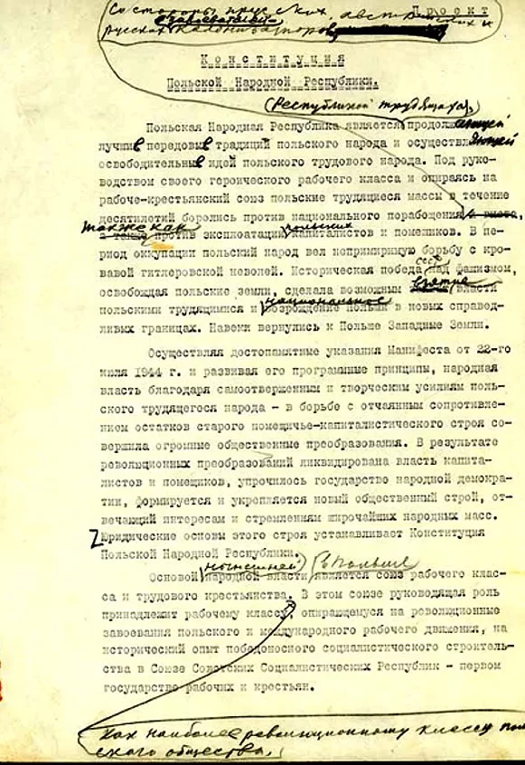 Fotografia przedstawiająca pokreślony dokument Konstytucji na pożółkłym papierze. Tekst spisany jest w języku rosyjskim. Oprócz tekstu maszynopisu widoczne są odręczne notatki do poszczególnych fragmentów Konstytucji.