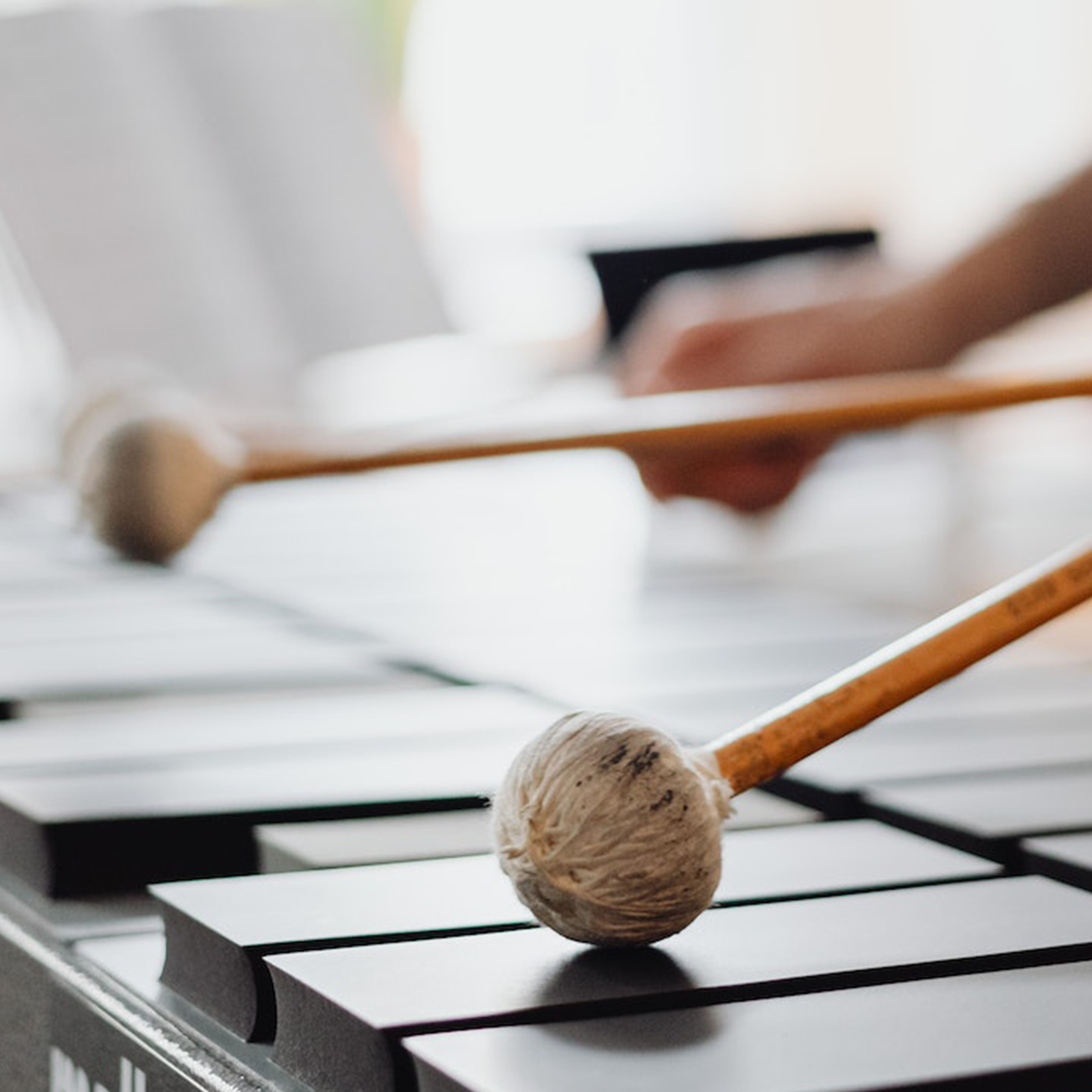 Ilustracja przedstawia ksylofon z pałeczkami.