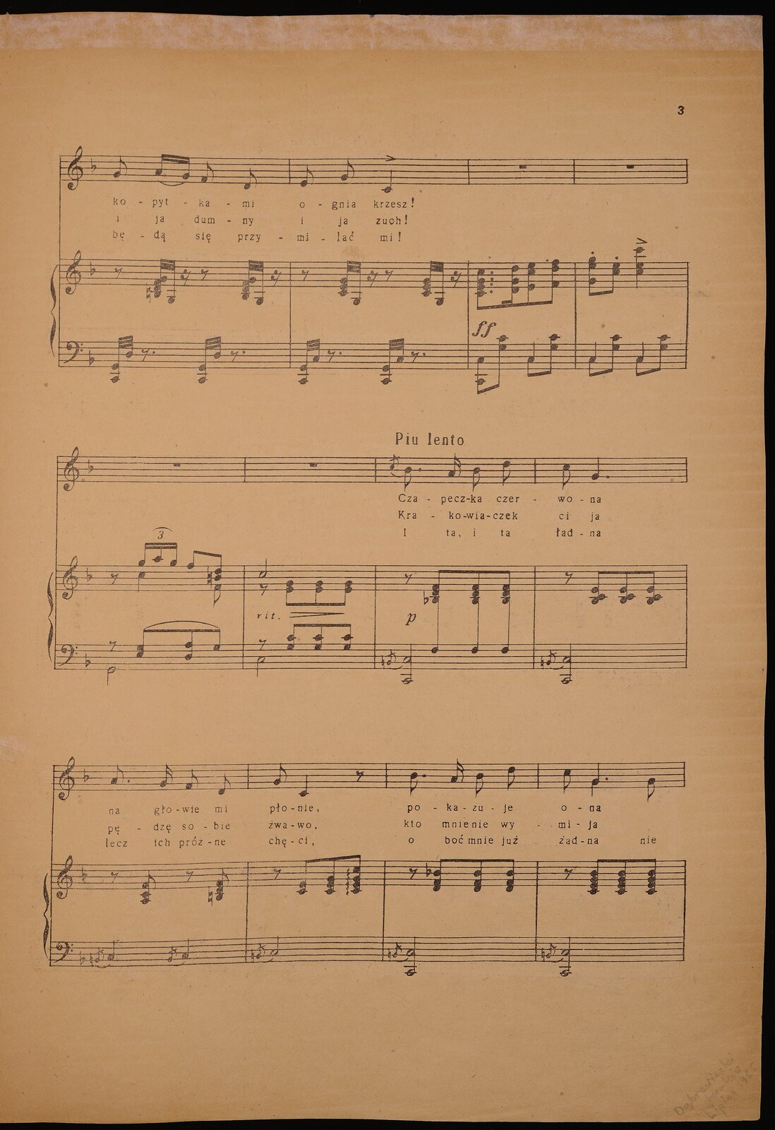 Grafika przedstawia drugą stronę partytury utworu „Krakowiaczek”: partię wokalną w kluczu wiolinowym oraz akompaniament fortepianowy w kluczu wiolinowym oraz basowym. Utwór jest w metrum dwie czwarte, w tonacji F‑dur oraz tempie Allegro. Kompozytorem utworu jest Stanisław Moniuszko, autorem słów jest Edmund Wasilewski. Wszystkie dźwięki znajdują się w obrębie oktaw od wielkiej do trzykreślnej. Pod dźwiękami partii wokalnej jest zapisany tekst.
W pierwszym takcie w partii wokalnej zapisana jest pauza generalna. W partii fortepianu w kluczu wiolinowym grane są dwudźwięki a oraz f: najpierw ósemka z artykulacją staccato, następnie ćwierćnuta, a na koniec ponownie ósemka z artykulacją staccato. W kluczu basowym takt zaczyna się od przednutki h, a następnie grana jest ósemka‑dwudźwięk f oraz c, dalej ćwierćnuta c z akcentem, na drugą miarę ćwierćnuta f, a na dwa i ósemka c. Nad taktem zaznaczono dynamikę mezzoforte.
W drugim takcie zaznaczono początek repetycji. Cały takt w obu partiach jest identyczny z poprzednim (pierwszym).
W takcie trzecim rozpoczyna się partia śpiewu. Na pierwszą miarę śpiewana jest ósemka z kropką f, dalej szesnastka f, na miarę drugą ósemka e oraz ósemka d. Nad taktem oznaczono dynamikę piano. W akompaniamencie w tym takcie powtarzany jest takt poprzedni (w obu kluczach), z oznaczeniem dynamiki piano.
Czwarty takt w partii wokalnej rozpoczyna się od ósemki c, a następnie śpiewana jest ćwierćnuta z kropką f z akcentem. W akompaniamencie w tym takcie ponownie powtarzany jest takt poprzedni (w obu kluczach).
W takcie piątym w partii śpiewu na miarę pierwszą śpiewana jest ósemka z kropką g, następnie szesnastka a. Na miarę drugą śpiewana jest ósemka z kropką c z akcentem, a dalej szesnastka b. W partii fortepianu w kluczu wiolinowym grane są wyłącznie dwudźwięki b oraz e: na miarę pierwszą ósemka staccato, następnie ćwierćnuta, a na koniec ponownie ósemka z artykulacją staccato. W kluczu basowym takt zaczyna się od przednutki h, a następnie grana jest ósemka‑dwudźwięk f oraz c, dalej ćwierćnuta c z akcentem, na drugą miarę ćwierćnuta f, a na dwa i ósemka c.
Takt szósty w partii wokalnej rozpoczyna się od ósemki a, dalej śpiewana jest ćwierćnuta c z oznaczonym akcentem, a na koniec zapisano pauzę ósemkową. W akompaniamencie w kluczu wiolinowym najpierw grany jest dwudźwięk‑ósemka a oraz f z artykulacją staccato, następnie trójdźwięk F‑dur złożony z dźwięków a, c i f jako ćwierćnuta, a na koniec ósemka złożona z nut b, c i g. Dźwięk b ma zaznaczoną artykulację legato, przedłużoną na kolejny takt. W kluczu basowym takt zaczyna się od przednutki h, a następnie grana jest ósemka‑dwudźwięk f oraz c, dalej ćwierćnuta c, na drugą miarę ćwierćnuta e, a na dwa i ósemka c.
Siódmy takt w partii wokalnej rozpoczyna się od ósemki z kropką a, dalej następuje szesnastka a, na miarę drugą ósemka g oraz na koniec ósemka f. W akompaniamencie w kluczu wiolinowym na miarę pierwszą grany jest dwudźwięk a oraz f, dalej trójdźwięk F‑dur złożony z dźwięków a, c i f jako ćwierćnuta, a na koniec ósemka złożona z nut g, h i f (dominanta septymowa G). W kluczu basowym takt rozpoczyna się od przednutki e, następnie grana jest ćwierćnuta‑oktawa złożona z dźwięków f. Na drugą miarę zapisano przednutkę cis z artykulacją legato, która przechodzi w ósemkę d. Takt kończy ósemka g grana na miarę dwa i.
W ósmym takcie w partii wokalnej na miarę pierwszą śpiewana jest ósemka e, następnie ćwierćnuta g. W akompaniamencie w kluczu wiolinowym na miarę pierwszą zapisano pauzę ósemkową, następnie grana jest ćwierćnuta‑trójdźwięk C‑dur złożona z dźwięków g, c oraz e, a na miarę dwa i grana jest ósemka‑trójdźwięk złożona z nut g, d oraz g. W kluczu basowym od pierwszej miary zaznaczono początek frazy. Grane są dwie ćwierćnuty: na miarę pierwszą c, na miarę drugą h.
Takt dziewiąty w partii wokalnej rozpoczyna się od przednutki g z oznaczeniem legato, która przechodzi w ósemkę z kropką fis. Następnie śpiewana jest szesnastka e, a na drugą miarę ósemki f oraz d. W partii akompaniamentu w kluczu wiolinowym na miarę pierwszą zapisano pauzę ósemkową, a następnie trzy ósemki: pierwsza z nich składa się z dwudźwięku c i d, druga oraz trzecia z trójdźwięku c, d oraz fis. W kluczu basowym grane są dwie ćwierćnuty: na pierwszą miarę a, na miarę drugą d. Wciąż trwa fraza rozpoczęta w takcie poprzednim.
W takcie dziesiątym w partii wokalnej na miarę pierwszą śpiewana jest ósemka g, następnie ćwierćnuta g. Dalej zapisano pauzę ósemkową, nad którą widnieje oznaczenie fermaty. W akompaniamencie w kluczu wiolinowym grana jest na pierwszą miarę ósemka g, a następnie ćwierćnuta z kropką, składająca się z dźwięków g, d oraz ponownie g (oktawę wyżej). Nad nią zapisano fermatę. W kluczu basowym grana jest na pierwszą miarę ćwierćnuta g, następnie ósemka g oktawę wyżej, a dalej zapisano pauzę ósemkową, nad którą widnieje fermata.
W takcie jedenastym w partii wokalnej zapisano oznaczenie piu mosso oraz dynamikę forte. Na pierwszą miarę śpiewana jest ósemka z kropką c, dalej szesnastka d. Na miarę drugą śpiewana jest ósemka e, a następnie ósemka f. W akompaniamencie zapisano dynamikę forte. W kluczu wiolinowym na pierwszą miarę zapisano pauzę ósemkową, następnie grane są dwie trzydziestkodwójki: najpierw trójdźwięk c, składający się z nut c, e oraz g, a następnie g. Następnie zapisano pauzę szesnastkową. Druga miara jest dokładnie taka sama, jak pierwsza: najpierw pauza ósemkowa, następnie dwie następnie grane są dwie trzydziestkodwójki: najpierw trójdźwięk c, składający się z nut c, e oraz g, a następnie g. Dalej zapisano pauzę szesnastkową.
Takt dwunasty rozpoczyna się od ósemek g oraz e, a na miarę drugą śpiewana jest ćwierćnuta c z akcentem. W akompaniamencie powtarzany jest poprzedni takt w obu kluczach.
W takcie trzynastym w partii wokalnej na pierwszą miarę śpiewana jest ósemka g, następnie dwie szesnastki: a oraz g, z oznaczeniem artykulacji legato. Na drugą miarę grane są ósemki f oraz d. W akompaniamencie w kluczu wiolinowym na pierwszą miarę zapisana jest pauza ósemkowa, następnie grane są dwie trzydziestkodwójki: pierwsza z nich to czterodźwięk złożony z nut h, d, f oraz g, druga to pojedyncza nuta g. Dalej zapisana jest pauza szesnastkowa. Na miarę drugą ponownie zapisana jest pauza ósemkowa, następnie grane są dwie trzydziestkodwójki: pierwsza z nich to czterodźwięk złożony z nut h, d, f oraz g, druga to pojedyncza nuta g. Dalej zapisana jest pauza szesnastkowa. W kluczu basowym grane są na pierwszą miarę dwie trzydziestkodwójki: pierwsza to dwudźwięk c oraz g, druga to dźwięk d. Następnie zapisana jest pauza ósemkowa z kropką. Na drugą miarę powtórzone jest wszystko dokładnie w taki sam sposób.
W czternastym takcie w partii wokalnej na miarę pierwszą śpiewane są ósemki e oraz g. Na drugą miarę śpiewana jest ćwierćnuta c z akcentem. W akompaniamencie w kluczu wiolinowym na pierwszą miarę zapisana jest pauza ósemkowa, następnie grane są dwie trzydziestkodwójki: pierwsza z nich to trójdźwięk złożony z nut c, e oraz g (akord C‑dur), druga to pojedyncza nuta g. Dalej zapisana jest pauza szesnastkowa. Na miarę drugą ponownie zapisana jest pauza ósemkowa, następnie grane są dwie trzydziestkodwójki: pierwsza z nich to trójdźwięk złożony z nut c, e oraz g (akord C‑dur), druga to pojedyncza nuta g. Dalej zapisana jest pauza szesnastkowa. W kluczu basowym grane są na pierwszą miarę dwie trzydziestkodwójki: pierwsza to dwudźwięk c oraz g, druga to dźwięk d. Następnie zapisana jest pauza ósemkowa z kropką. Na drugą miarę powtórzone jest wszystko dokładnie w taki sam sposób.
W piętnastym takcie w partii wokalnej zapisana jest pauza generalna. W partii fortepianu w kluczu wiolinowym grane są wielodźwięki: na pierwszą miarę ósemka z kropką c, e, g oraz c (C‑dur), dalej szesnastka składająca się z d, g oraz d, następnie ósemka e, c i e oraz ósemka f, d i f. W kluczu basowym grane są wyłącznie ósemki: najpierw oktawa c, dalej g i c, następnie c i na koniec ponownie kwarta g oraz c. Nad taktem zapisano oznaczenie dynamiki forte fortissimo.
W szesnastym takcie w partii wokalnej zapisana jest pauza generalna. W partii fortepianu w kluczu wiolinowym na pierwszą miarę grane są dwie ósemki z oznaczeniem artykulacji staccato: najpierw g, e i g oktawę wyżej, następnie c i g. Na drugą miarę z akcentem grana jest ćwierćnuta złożona z dźwięków c, e oraz c oktawę wyżej. W kluczu basowym na pierwszą miarę grane są dwie ósemki: c, a następnie dwudźwięk g i c. Na drugą miarę powtarzane są dokładnie takie same ósemki.
W siedemnastym takcie w partii wokalnej zapisana jest pauza generalna. W partii fortepianu w kluczu wiolinowym na pierwszą miarę zapisano pauzę ósemkową, następnie grana jest jednym palcem ćwierćnuta c, a w tym samym czasie wyżej triola szesnastkowa z artykulacją legato: najpierw g, dalej a i na koniec ponownie g. Następnie grana jest ósemka f (na drugą miarę), a na koniec taktu ósemka składająca się z dźwięków f, h oraz d (trójdźwięk h zmniejszony w przewrocie, razem z g w basie tworzący dominantę septymową G). W kluczu basowym w dolnym rejestrze grana jest półnuta g, a w górnym na pierwszą miarę zapisano ósemkę, następnie w artykulacji legato grane są dwa dwudźwięki‑ósemki: e i g oraz d i a, a na koniec taktu pojedyncza ósemka g.
W osiemnastym takcie w partii wokalnej zapisana jest pauza generalna. W partii fortepianu w kluczu wiolinowym w górze grana jest półnuta c. W niższym rejestrze na miarę pierwszą zapisano pauzę ósemkową, następnie grane są trzy dwudźwięki‑ósemki e oraz g. W kluczu basowym w niższym rejestrze grana jest półnuta c. W wyższym rejestrze na miarę pierwszą zapisano pauzę ósemkową, następnie grane są trzy dwudźwięki‑ósemki g oraz c. Nad taktem zapisano ritardando (zwolnienie tempa) oraz diminuendo (zmniejszenie dynamiki).
W takcie dziewiętnastym w partii wokalnej zapisano zmianę tempa piu lento. Takt zaczyna się od przednutki c z oznaczeniem legato. Następnie śpiewana jest ósemka z kropką b, dalej szesnastka a. Na miarę drugą śpiewane są ósemki b oraz d. W akompaniamencie w kluczu wiolinowym na pierwszą miarę zapisano pauzę ósemkową, następnie trzy ósemki‑trójdźwięki, składające się z dźwięków b, d oraz f (akordy B‑dur). W kluczu basowym takt rozpoczyna się od przednutki h z oznaczeniem artykulacji legato, a następnie grany jest dwudźwięk‑półnuta: oktawa c. Dalej w wyższym rejestrze grane są też trzy ósemki f. Nad taktem zapisano oznaczenie dynamiki piano.
Takt dwudziesty w partii wokalnej rozpoczyna się od ósemki c, śpiewanej na pierwszą miarę. Następnie śpiewana jest na miarę raz i ćwierćnuta z kropką g. W akompaniamencie w kluczu wiolinowym na pierwszą miarę zapisano pauzę ósemkową, a następnie trzy identyczne ósemki, złożone z dźwięków b, c oraz e. W kluczu basowym takt rozpoczyna się od przednutki h z artykulacją legato, a następnie grana jest półnuta‑oktawa c.
W takcie dwudziestym pierwszym partia wokalna rozpoczyna się od ósemki z kropką a, następnie śpiewana jest szesnastka g. Na drugą miarę śpiewane są dwie ósemki: najpierw f, a następnie d. W akompaniamencie w kluczu wiolinowym na pierwszą miarę zapisano pauzę ósemkową, następnie grana jest ósemka: trójdźwięk złożony z dźwięków a, c oraz f (akord F‑dur), dalej na miarę drugą ponownie pauza ósemkowa, a pod koniec taktu jeszcze jedna ósemka‑trójdźwięk, złożona z nut h, d oraz f (akord h zmniejszony). W kluczu basowym zarówno na pierwszą, jak i na drugą miarę grane są przednutki h z oznaczeniem artykulacji legato oraz ćwierćnuty c.
Dwudziesty drugi takt w partii wokalnej rozpoczyna się od ósemki g, śpiewanej na pierwszą miarę, a następnie zapisana jest ćwierćnuta c. Pod koniec taktu zaznaczono pauzę ósemkową. W akompaniamencie w kluczu wiolinowym na początku zapisano pauzę ósemkową na pierwszą miarę, a dalej następuje szereg ósemek: najpierw dwudźwięk c i e, następnie trójdźwięk składający się z dźwięków c, e oraz g (akord C‑dur), a na koniec ponownie akord C‑dur, składający się z dźwięków c, e, g oraz powtórzonego oktawę wyżej c. Przy tym ostatnim zapisano ozdobnik – arpeggio. W kluczu basowym takt rozpoczyna się od przednutki h z artykulacją legato, a następnie grana jest półnuta c.
W takcie dwudziestym trzecim partia wokalna rozpoczyna się od ósemki z kropką b, śpiewanej na pierwszą miarę. Dalej następuje szesnastka a, natomiast na drugą miarę dwie ósemki: najpierw b, a na koniec d. W partii akompaniamentu w kluczu wiolinowym na pierwszą miarę zapisano pauzę ósemkową. Dalej grane są trzy dokładnie takie same ósemki‑trójdźwięki, złożone z nut d, f oraz b (akord B‑dur). W kluczu basowym takt rozpoczyna się od przednutki h z artykulacją legato, a następnie grana jest półnuta‑oktawa c.
Dwudziesty czwarty takt w partii wokalnej rozpoczyna się ósemki c śpiewanej na pierwszą miarę. Następnie śpiewana jest ćwierćnuta z kropką g, a na koniec taktu ósemka g. W partii akompaniamentu w kluczu wiolinowym na pierwszą miarę zapisano pauzę ósemkową. Dalej grane są trzy dokładnie takie same ósemki‑czterodźwięki, złożone z nut c, e, g oraz b (dominanta septymowa C). W kluczu basowym takt rozpoczyna się od przednutki h z artykulacją legato, a następnie grana jest półnuta‑oktawa c.
W takcie dwudziestym piątym partia wokalna rozpoczyna się od ósemki a z oznaczeniem artykulacji legato. Następnie śpiewana jest ósemka g, a na drugą miarę ósemki a oraz h. W akompaniamencie w kluczu wiolinowym takt zaczyna się od pauzy ósemkowej, po której grana jest ćwierćnuta‑trójdźwięk, złożona z nut c, f oraz a (akord F‑dur). Na koniec taktu grana jest ósemka, złożona z dźwięków d, f oraz h (akord h zmniejszony). W kluczu basowym takt rozpoczyna się od przednutki h z artykulacją legato, a następnie grana jest półnuta c, przedłużona do kolejnego taktu. W wyższym rejestrze na drugą miarę zapisana jest przednutka fis z artykulacją legato, a następnie ćwierćnuta g z akcentem, przedłużona do kolejnego taktu.
Takt dwudziesty szósty w partii wokalnej rozpoczyna się od ćwierćnuty z kropką c z zapisaną fermatą. Na miarę dwa i grana jest jeszcze ósemka c. W partii akompaniamentu w kluczu wiolinowym grana jest ćwierćnuta‑dwudźwięk, złożona z nut g oraz e, nad którą zapisano fermatę. Dalej zapisano pauzę ćwierćnutową. W kluczu basowym zapisano przedłużenie dźwięków c oraz g z poprzedniego taktu, dodatkowo grana jest przednutka h oraz jeszcze jeden dźwięk c o oktawę wyżej od poprzedniego. Nad układem zapisano fermatę. Na drugą miarę zapisano pauzę ćwierćnutową.
W partii wokalnej w takcie dwudziestym siódmym zapisano zmianę dynamiki na forte z dodatkowym oznaczeniem con anima. Na pierwszą miarę śpiewana jest ósemka z kropką d, następnie szesnastka c. Na miarę drugą śpiewana jest ósemka b z oznaczeniem artykulacji legato, a dalej ósemka a. W akompaniamencie również zapisano zmianę dynamiki na forte. W kluczu wiolinowym w niższym rejestrze grane są cztery ósemki‑trójdźwięki, złożone z nut c, d oraz fis. W wyższym rejestrze na pierwszą miarę zapisano ósemkę z kropką d, następnie szesnastkę c. Na miarę drugą grana jest ósemka b, a dalej ósemka a. W kluczu basowym na pierwszą miarę grana jest ósemka‑oktawa a, a następnie trzy ósemki‑dwudźwięki, złożone z nut d oraz a.
W takcie dwudziestym ósmym partia wokalna zaczyna się od ósemki g, śpiewanej na pierwszą miarę. Następnie zapisano przednutkę g z oznaczeniem artykulacji legato, po której następuje ósemka b. Na drugą miarę śpiewana jest ćwierćnuta d. W akompaniamencie w kluczu wiolinowym takt rozpoczyna się od ósemki g na pierwszą miarę, po której zapisano przednutkę g z oznaczeniem artykulacji legato oraz ósemkę‑oktawę b. Na drugą miarę grana jest ćwierćnuta d (w niższym rejestrze zapisano również pauzę ósemkową), a następnie ósemkę‑dwudźwięk, złożoną z nut b oraz g. W kluczu basowym na pierwszą miarę grana jest ósemka‑oktawa b, następnie pauza ósemkowa. Na drugą miarę grana jest ósemka‑oktawa g, po której zapisano pauzę ósemkową.
Takt dwudziesty dziewiąty w partii wokalnej ma oznaczenie dynamiki piano. Na pierwszą miarę śpiewana jest ósemka z kropką e, następnie szesnastka d. Na drugą miarę zapisano ósemkę e, a dalej ósemkę c. W akompaniamencie również oznaczono zmianę dynamiki na piano. W kluczu wiolinowym takt rozpoczyna się od przednutki f z oznaczeniem artykulacji legato, a następnie grana jest ósemka z kropką e. W wyższym rejestrze dalej następuje szesnastka d, dalej na drugą miarę ósemka e oraz ósemka c. W niższym rejestrze na pierwszą miarę zapisano pauzę ósemkową, a dalej trzy ósemki b. W kluczu basowym na pierwszą miarę grana jest w niższym rejestrze przednutka c z oznaczeniem artykulacji legato, a dalej półnuta c o oktawę wyżej. W rejestrze wyższym na pierwszą miarę zapisano pauzę ósemkową, a następnie trzy ósemki g.
W takcie trzydziestym na pierwszą miarę śpiewana jest ósemka f, następnie ósemka a. Na miarę drugą śpiewana jest ćwierćnuta c z akcentem. Nad taktem oznaczono zmianę dynamiki crescendo. W akompaniamencie w kluczu wiolinowym na pierwszą miarę grana jest ósemka‑dwudźwięk a oraz f, a następnie ósemka‑trójdźwięk, złożona z nut c, f oraz a (akord F‑dur). Na drugą miarę zapisano pauzę ósemkową, a dalej czterodźwięk‑ósemkę z dźwięków c, g, b oraz c o oktawę wyżej. W kluczu basowym na pierwszą miarę grana jest ósemka‑oktawa f, następnie pauza ósemkowa. Na miarę drugą ósemka‑oktawa e, a dalej ponownie pauza ósemkowa. W akompaniamencie również zaznaczono crescendo.
W partii wokalnej w takcie trzydziestym pierwszym zapisano zmianę dynamiki na forte fortissimo oraz tempa na lento assai. Na pierwszą miarę śpiewana jest ósemka z kropką f z oznaczeniem fermaty, a dalej szesnastka c. Na drugą miarę śpiewana jest ósemka b z oznaczeniem artykulacji legato, a następnie ósemka a. W akompaniamencie na pierwszą miarę grana jest ósemka‑czterodźwięk, złożona z nut f, a, c oraz f (akord F‑dur). Dalej zaznaczono pauzę szesnastkową z fermatą. Następnie w wyższym rejestrze grana jest triola trzydziestkodwójkowa, złożona z dźwięków c, d oraz c. Na drugą miarę grane są dwie ósemki: b oraz a. W niższym rejestrze po pauzie zapisano szesnastkę f, a następnie na drugą miarę dwie ósemki f. W kluczu basowym na pierwszą miarę grana jest ósemka‑oktawa f. Dalej zaznaczono pauzę szesnastkową z fermatą. Następnie grana jest szesnastka‑dwudźwięk, złożona z dźwięków f oraz a, dalej na drugą miarę dwie ósemki: pierwsza składająca się z dźwięków g oraz b, druga z a oraz c. W partii akompaniamentu również zaznaczono zmianę dynamiki na forte fortissimo.
Takt trzydziesty drugi w partii wokalnej rozpoczyna się od ósemki g, po której śpiewane są dwie szesnastki z oznaczeniem artykulacji legato: najpierw g, a następnie b. Na drugą miarę śpiewana jest ćwierćnuta d. W akompaniamencie w kluczu wiolinowym w wyższym rejestrze na pierwszą miarę grana jest ósemka g, a następnie dwie szesnastki: g oraz b. Na drugą miarę grana jest ćwierćnuta d. W niższym rejestrze na pierwszą miarę zaznaczono pauzę ósemkową, dalej ósemkę d, a na miarę drugą ćwierćnutę d. W kluczu basowym na pierwszą miarę grana jest ósemka‑dwudźwięk, złożona z dźwięków b oraz d, a następnie ósemka b. Na drugą miarę grana jest ćwierćnuta, składająca się z dźwięków b, d, g oraz b (akord g‑moll).
Takt trzydziesty trzeci w partii wokalnej rozpoczyna się od ósemki z kropką c na pierwszą miarę, po której śpiewane są dwie trzydziestkodwójki: najpierw f, następnie a. Na drugą miarę śpiewana jest ósemka z kropką c (o oktawę wyżej od c na miarę pierwszą), a następnie szesnastka b. W akompaniamencie na miarę pierwszą grana jest ósemka z kropką c, po której grane są dwie trzydziestkodwójki: najpierw f, następnie a. Na miarę drugą grana jest ósemka z kropką c (o oktawę wyżej od c na miarę pierwszą), a następnie szesnastka‑trójdźwięk, złożona z nut e, g oraz b (akord e zmniejszony). W kluczu basowym na pierwszą miarę grana jest ósemka z kropką c, po której grane są dwie trzydziestkodwójki: najpierw f, następnie a. Na miarę drugą grana jest ósemka z kropką c (o oktawę wyżej od c na miarę pierwszą), a następnie szesnastka cis.
W partii wokalnej w takcie trzydziestym czwartym na pierwszą miarę śpiewana jest ósemka a, dalej ósemka g. Na miarę drugą śpiewana jest ćwierćnuta f. W akompaniamencie na pierwszą miarę grana jest ósemka‑dwudźwięk, złożona z nut f oraz a; następnie kolejna ósemka‑dwudźwięk z nut e oraz g. Na drugą miarę grana jest ćwierćnuta f, przedłużona do kolejnego taktu. W kluczu basowym na pierwszą miarę grana jest ósemka d, a następnie ósemka‑dwudźwięk c oraz b. Na drugą miarę grana jest ćwierćnuta, składająca się z dźwięków f oraz a.
W takcie trzydziestym piątym w partii wokalnej zapisano pauzę generalną. W akompaniamencie oznaczono Tempo I. (czyli powrót do oryginalnego tempa z początku utworu). Na pierwszą miarę zapisano ósemkę f, przedłużoną z poprzedniego taktu. Dalej grana jest ćwierćnuta‑dwudźwięk a oraz f, a na koniec taktu ósemka złożona z takich samych dźwięków. W kluczu basowym takt rozpoczyna się (w wyższym rejestrze) od przednutki h z oznaczeniem artykulacji legato, po której grana jest ósemka c. Dalej grana jest ćwierćnuta c z akcentem, a na koniec ósemka c. W niższym rejestrze na pierwszą miarę zapisano pauzę ćwierćnutową, natomiast na drugą miarę grana jest z akcentem ćwierćnuta f.
Pod koniec taktu trzydziestego piątek oznaczono koniec repetycji.
W takcie trzydziestym szóstym w partii wokalnej zapisano pauzę generalną. W akompaniamencie w kluczu wiolinowym na pierwszą miarę grana jest ósemka‑dwudźwięk, złożona z nut a oraz f. Następnie zapisano złożoną z takich samych nut ćwierćnutę, a na koniec taktu ponownie ósemkę‑dwudźwięk z nutami a oraz f. W kluczu basowym takt rozpoczyna się (w wyższym rejestrze) od przednutki h z oznaczeniem artykulacji legato, po której grana jest ósemka c. Dalej grana jest ćwierćnuta c z akcentem, a na koniec ósemka c. W niższym rejestrze na pierwszą oraz drugą miarę zapisano dokładnie takie same ćwierćnuty f.
W ostatnim, trzydziestym siódmym takcie w partii wokalnej ponownie zapisano pauzę generalną. W akompaniamencie w kluczu wiolinowym zapisano na pierwszą miarę ósemkę, składającą się z dźwięków f, a, c oraz f o oktawę wyżej, tworzącą akord F‑dur; nad ósemką oznaczono akcent. Następnie na miarę raz i zapisano pauzę ósemkową, a dalej pauzę ćwierćnutową. W kluczu basowym na pierwszą miarę zapisano ósemkę, składającą się z dźwięków f, c oraz ponownie f (o oktawę wyżej). Nad układem zaznaczono akcent. Następnie na miarę raz i zapisano pauzę ósemkową, a dalej pauzę ćwierćnutową. Dodatkowo akcent w obu kluczach został wzmocniony oznaczeniem akcentu z całej siły – sforzando. Pod koniec taktu oznaczono zakończenie utworu.