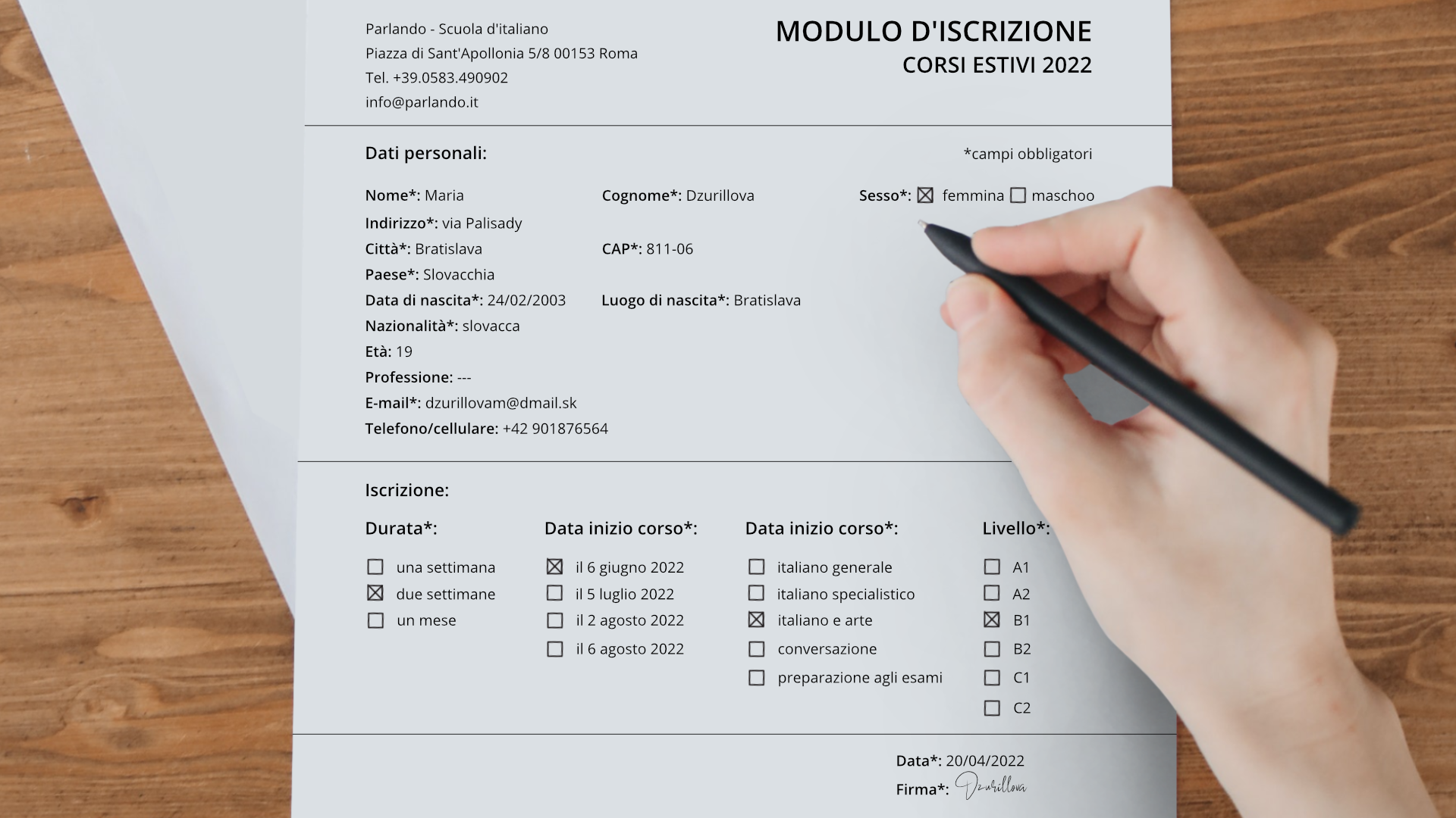 Zdjęcie przedstawia dłoń osoby wypełniającej długopisem formularz.