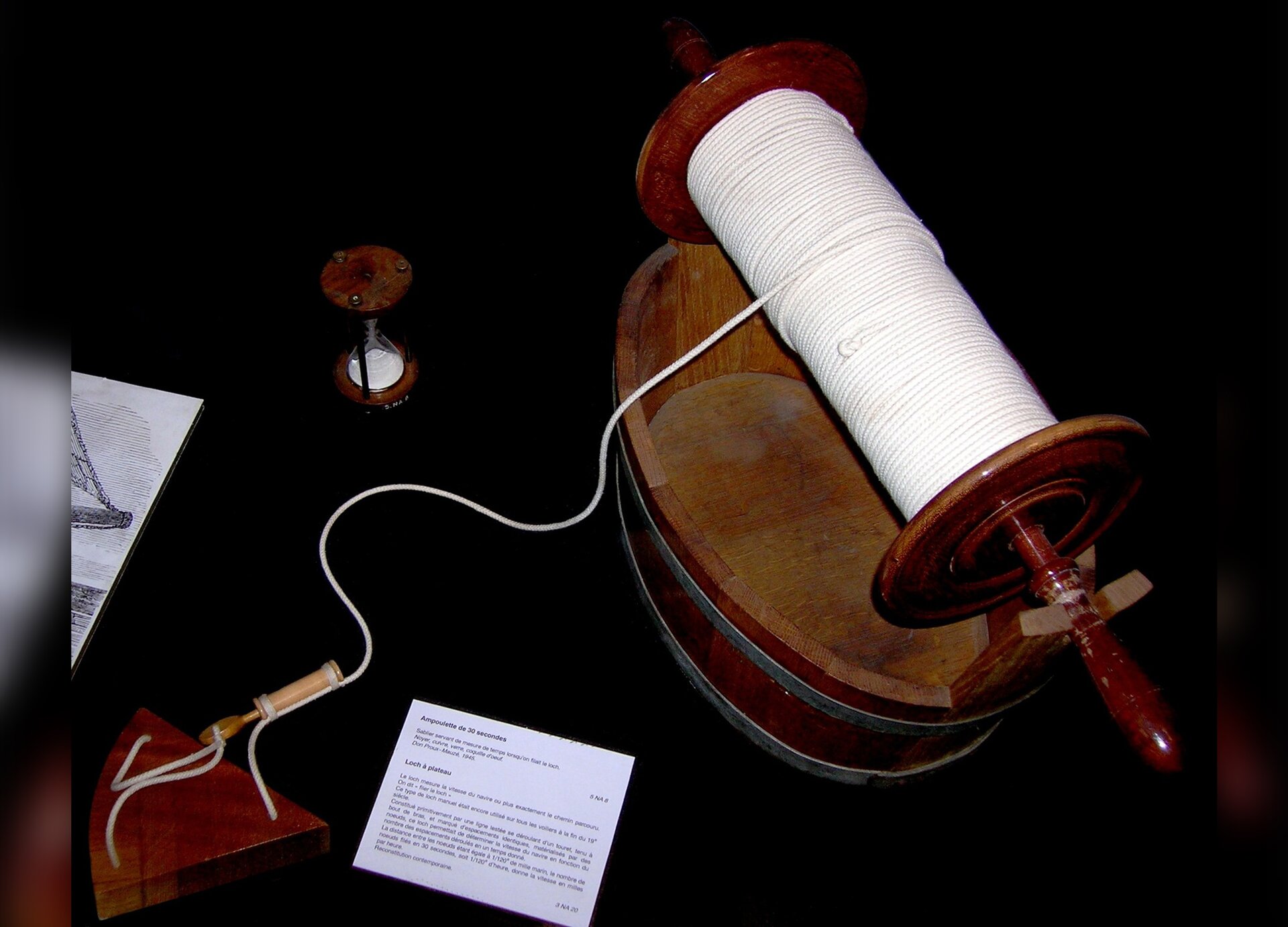 Fotografia przedstawia przyrząd pomiarowy określający prędkość poruszania się statku - log.