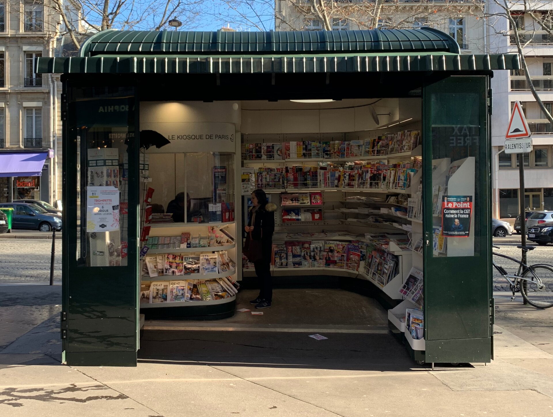 Zdjęcie przedstawia kiosk.