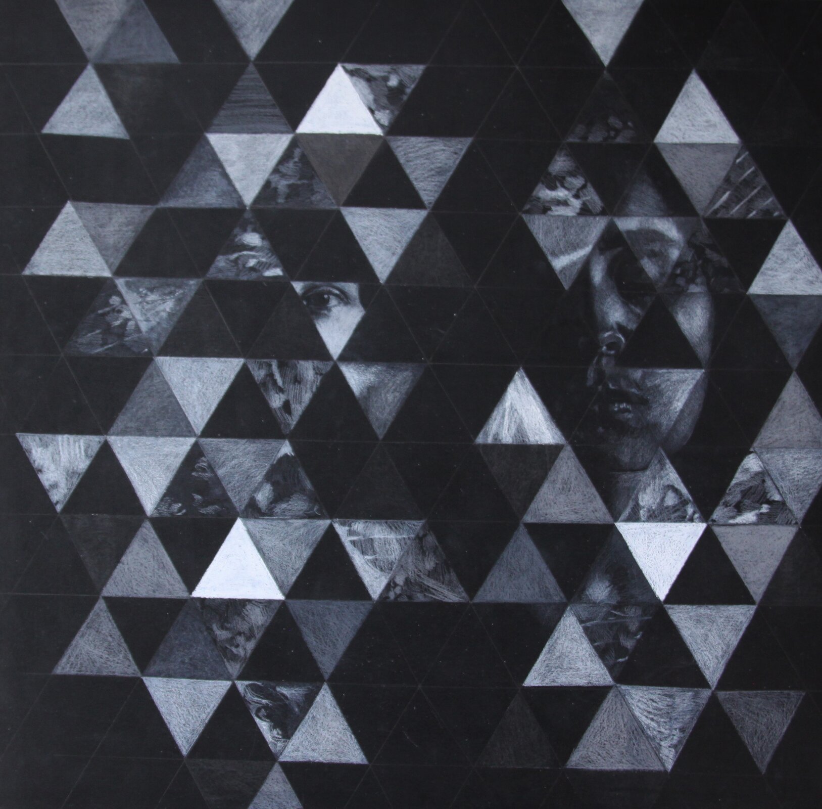 Czarno‑biała kompozycja została stworzona na wzór obrazu kalejdoskopowego. Czarna płaszczyzna pracy podzielona została na małe trójkąty. Część z nich artystka zamalowała białą kreską, tworząc jasno‑szare, trójkątne płaszczyzny o różnym natężeniu. Na innych ukazane zostały fragmenty rysunków o nieczytelnej formie. Na jednym z trójkątów w centrum kompozycji znajduje się oko. Kilka trójkątów po prawej stronie ukazuje większy fragment twarzy kobiety o zamkniętych oczach.