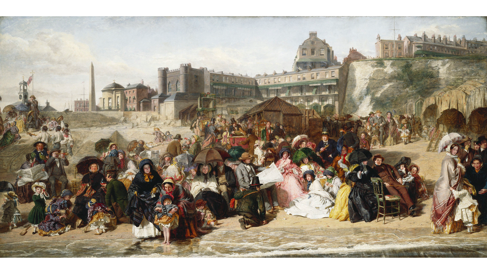 Obraz przedstawia scenę zbiorową na plaży nad morzem. Przy brzegu są zgromadzeni ludzie, są to mężczyźni, kobiety oraz dzieci. Kobiety są ubrane w eleganckie suknie, a mężczyźni w garnitury i płaszcze. Część kobiet zasłania się parasolkami. Kilka osób czyta gazety. Jedna z kobiet trzyma dziecko, które zanurza nóżki w wodzie. Za zgromadzonymi stoi drewniana budka. Dalej jest skalisty klif oraz kilkupiętrowy budynek. Po lewej stoją rzędy budynków oraz wysoki obelisk.