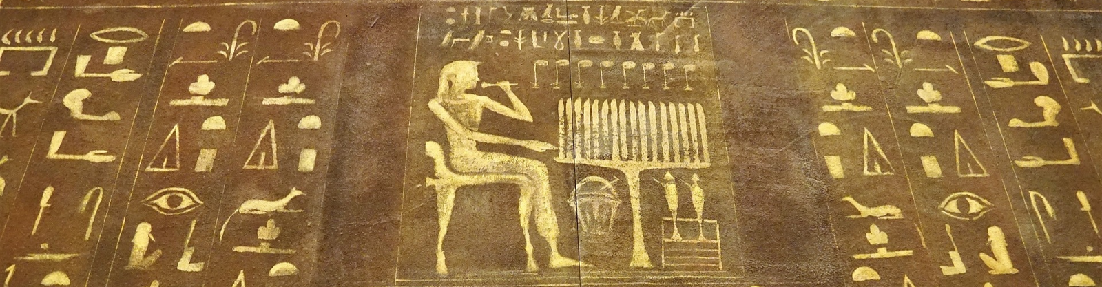 Zdjęcie przedstawia hieroglify egipskie.