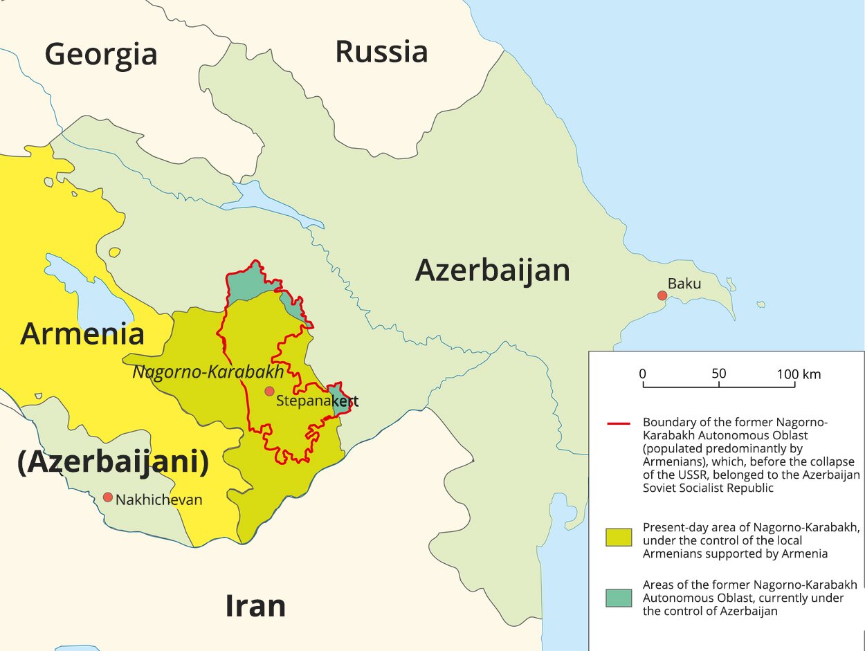 Na ilustracji mapa wschodniej część Kaukazu. Po lewej stronie mapy: Gruzja, Georgia, Rosja, Russia, Armenia, Armenia, Azerbejdżan,  Azerbaijani, górski Karabach, Nagorno - Karabakh,  Iran, Iran. Po prawej stronie morze. Centralna część mapy przedstawia zmiany zasięgu Górskiego Karabachu. Na mapie oznaczono granicę Nagorno-Karabachskiego Obwodu Autonomicznego wchodzącego dawniej w skład Azerbejdżańskiej Socjalistycznej Republiki Radzieckiej. Na mapie oznaczono również obszary dawnego Nagorno-Karabachskiego Obwodu Autonomicznego, obecnie pod kontrolą Azerbejdżanu. 