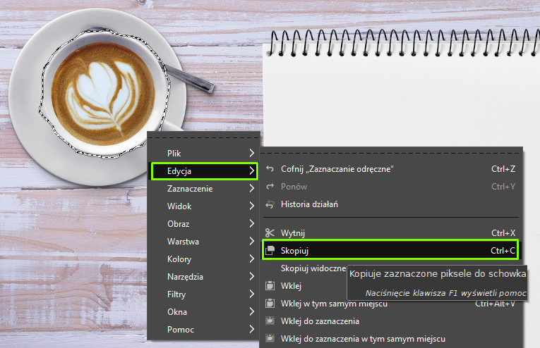 Ilustracja przedstawia zdjęcie filiżanki z kawą. Zaznaczono kształt brzegu filiżanki. Z otwartych list wybrano kolejno: Edycja, a z następnej listy wybrano Skopiuj.  