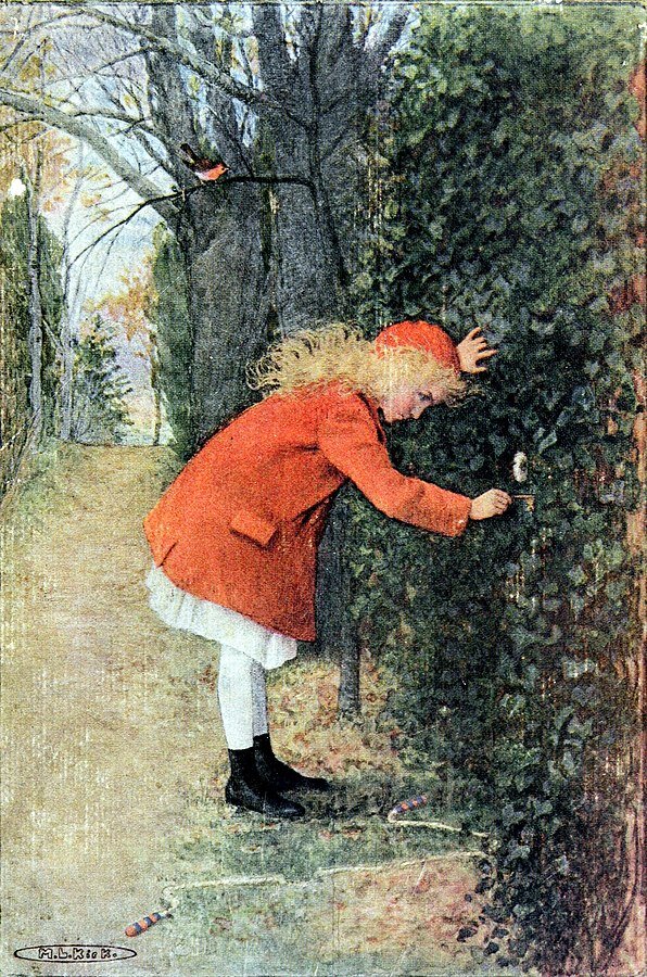 Obrazek przedstawia dziewczynkę stojącą przy murze porośniętym bluszczem. Dziecko stoi po lewej stronie, mur znajduje się po prawej. Dziewczynka ubrana jest w sukienkę, czerwony płaszczyk i czapkę w tym samym kolorze. Na nogach ma jasne rajstopy i ciemne botki za kostkę. Dziewczynka pochyla się w kierunku ukrytych w murze drzwi. Lewą rękę opiera o liście, w prawej trzyma klucz, który chce włożyć do zamka. Za dzieckiem stoi drzewo. Na jego gałęzi siedzi ptaszek - to rudzik. W tle widać ścieżkę ogrodową i inne drzewa oraz krzaki.