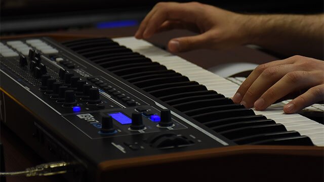 Wybór kontrolera MIDI dla ścieżki z wirtualnym instrumentem