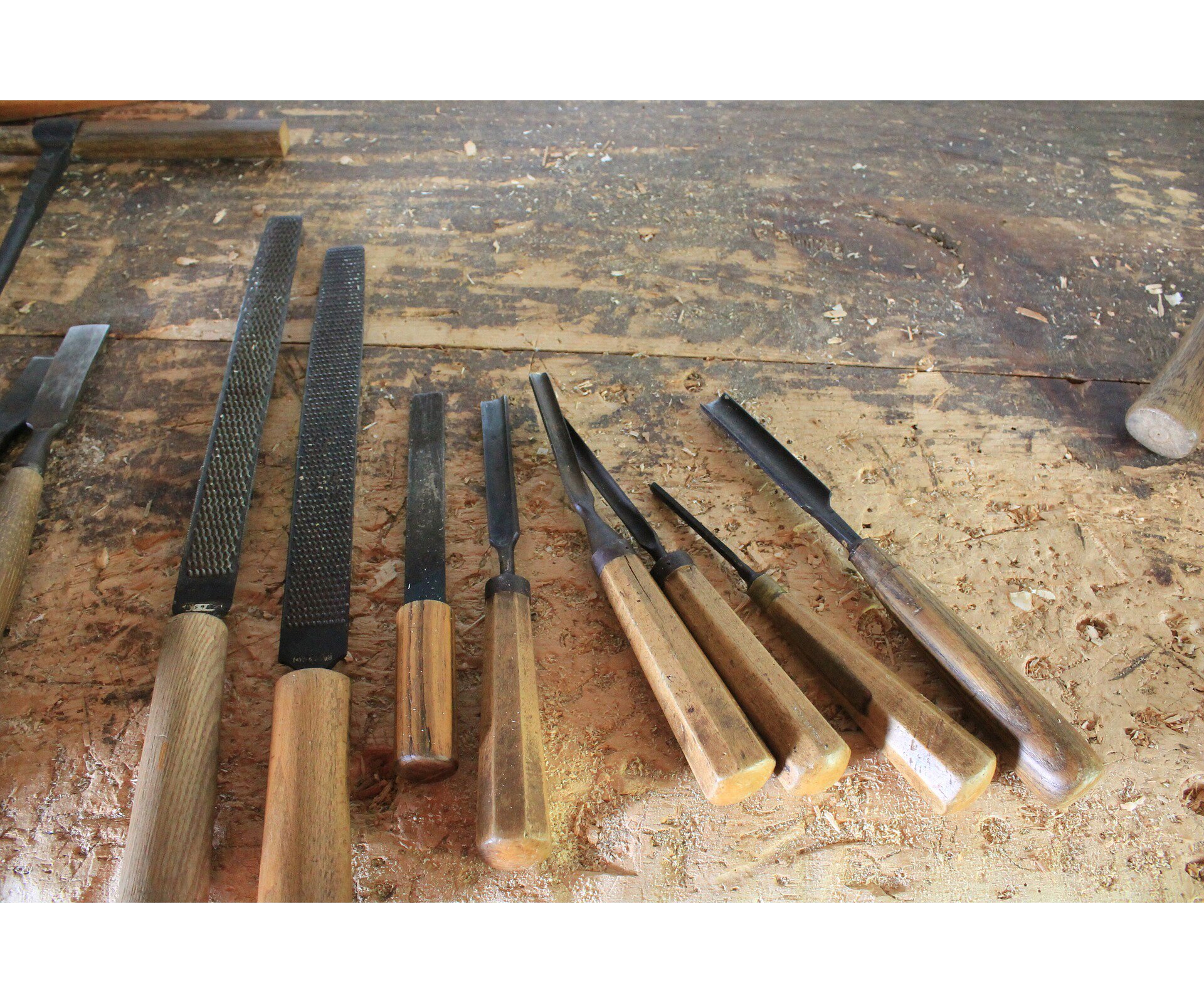 Ilustracja przedstawia dłuta ułożone na blacie. Przyrząd ma metalowe ostrze  osadzone na drewnianym uchwycie.