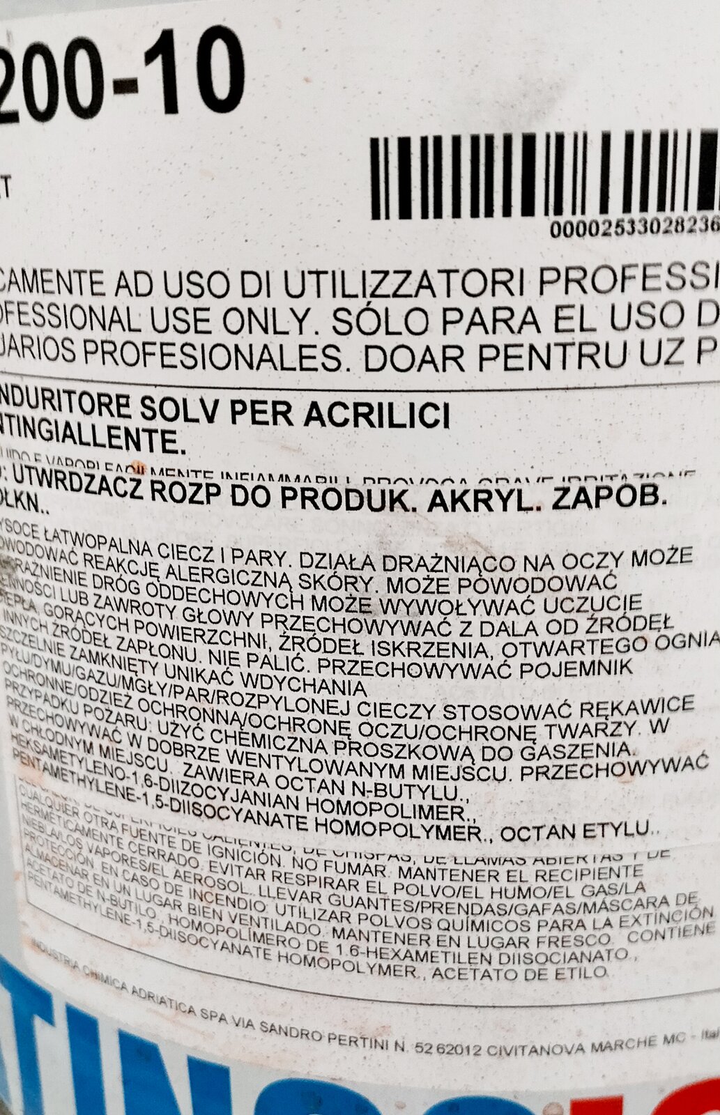 Zdjęcie przedstawia etykietę z pojemnika na utwardzacz stosowany do lakierów do drewna. Na etykiecie widoczne są napisy oraz kod kreskowy.