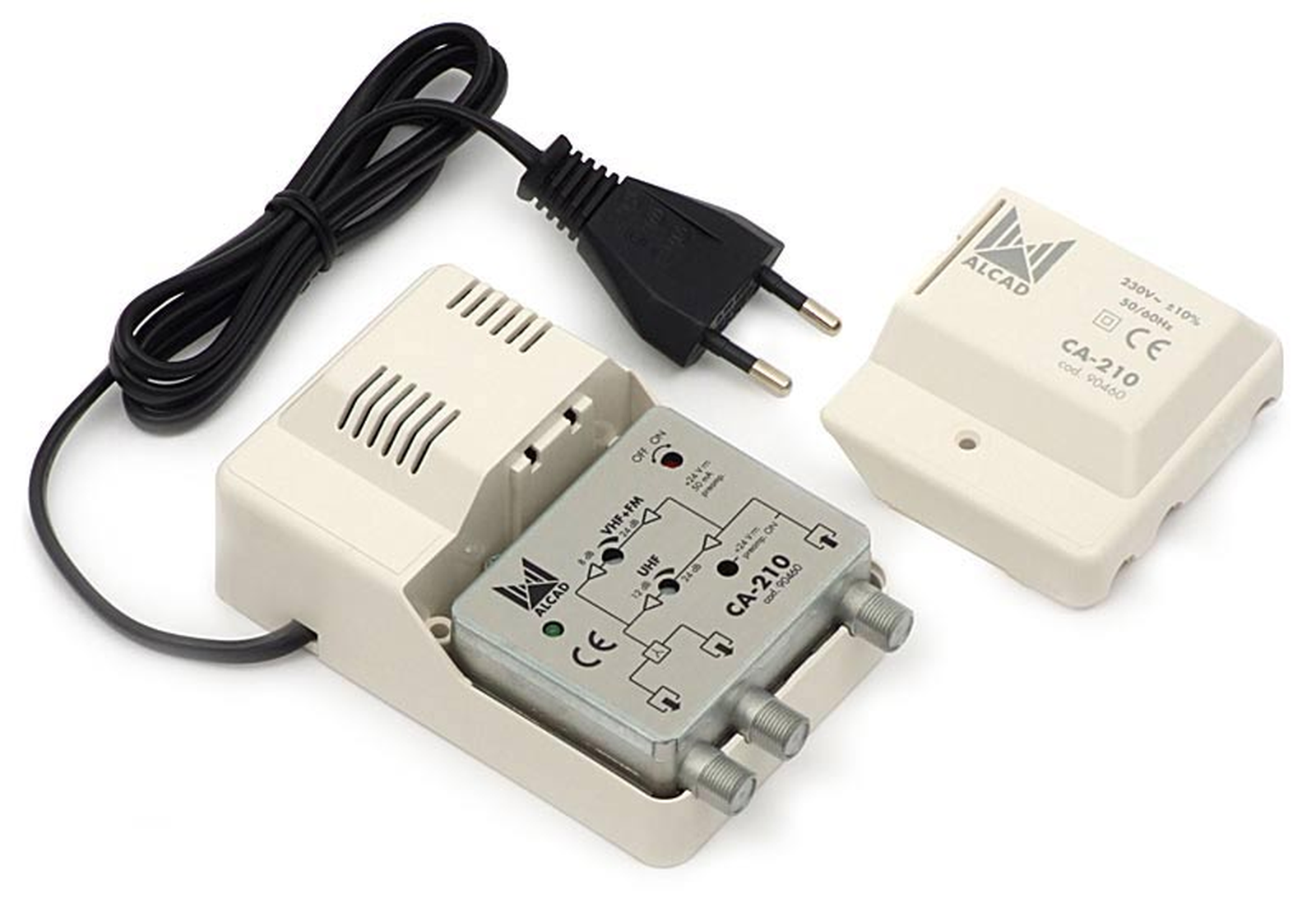 Ilustracja przedstawia wzmacniacz antenowy CA‑210 VHF/UHF, który jest urządzeniem elektronicznym służącym do wzmacniania sygnału telewizyjnego lub radiowego. Wzmacniacz jest zamknięty w prostopadłościennej obudowie, wykonanej z tworzywa sztucznego. Wewnątrz obudowy widać trzy złącza. Zasilanie dostarczane jest do urządzenia przez kabel z wtyczką. Na wierzchu obudowy znajduje się opis techniczny, który informuje o parametrach wzmacniacza. 