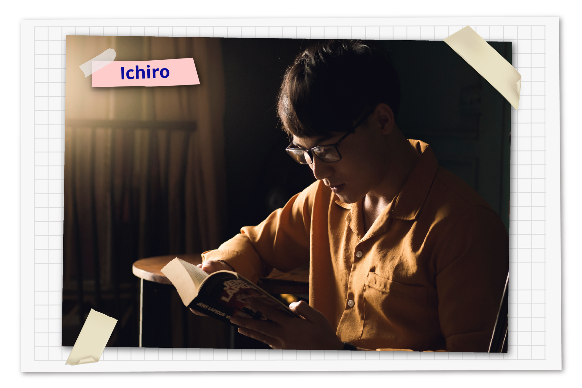 Ilustracja przedstawia młodego mężczyznę siedzącego przy stoliku i czytającego książkę. Podpis: Ichiro.
