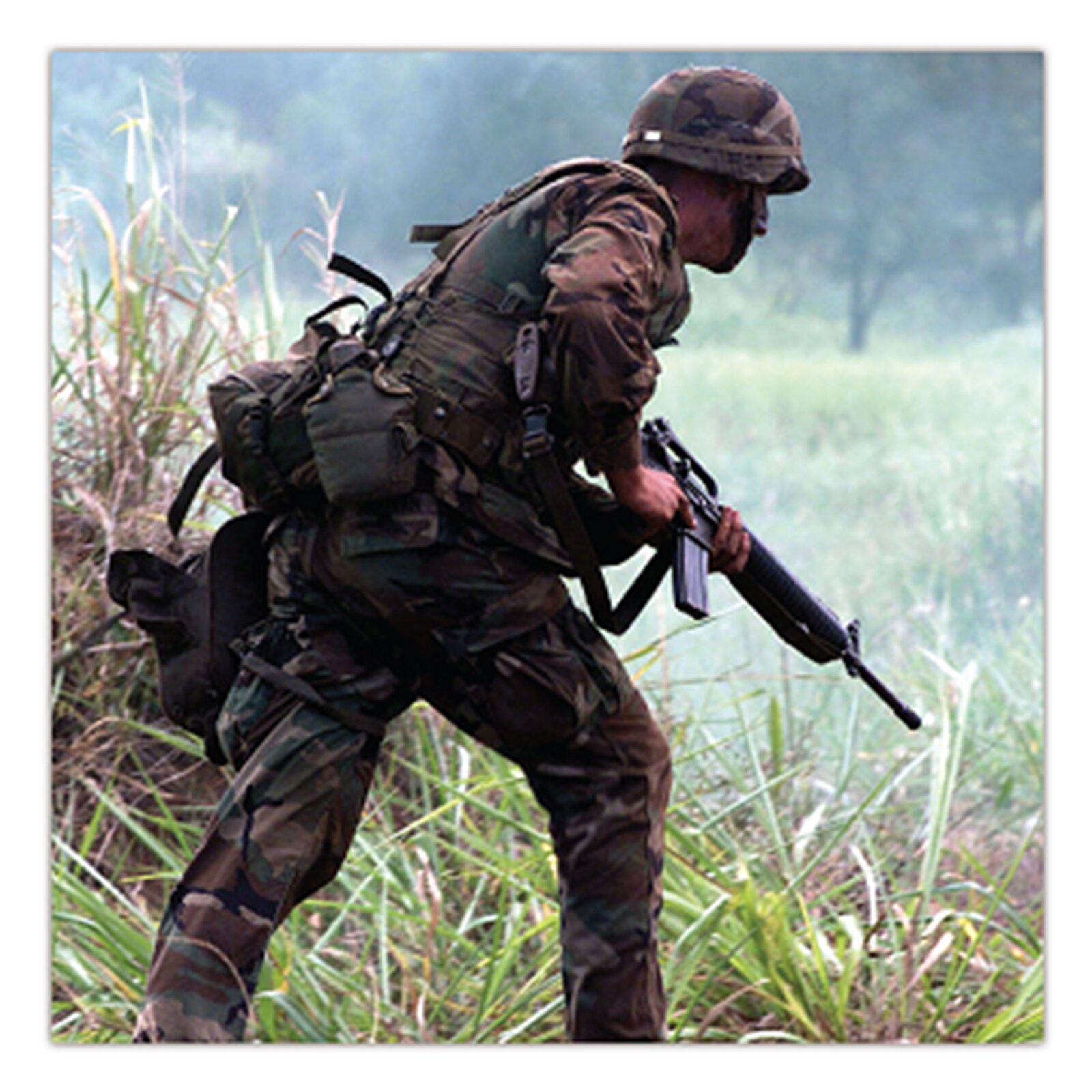 Na zdjęciu znajduje się uzbrojony żołnierz na polu. 