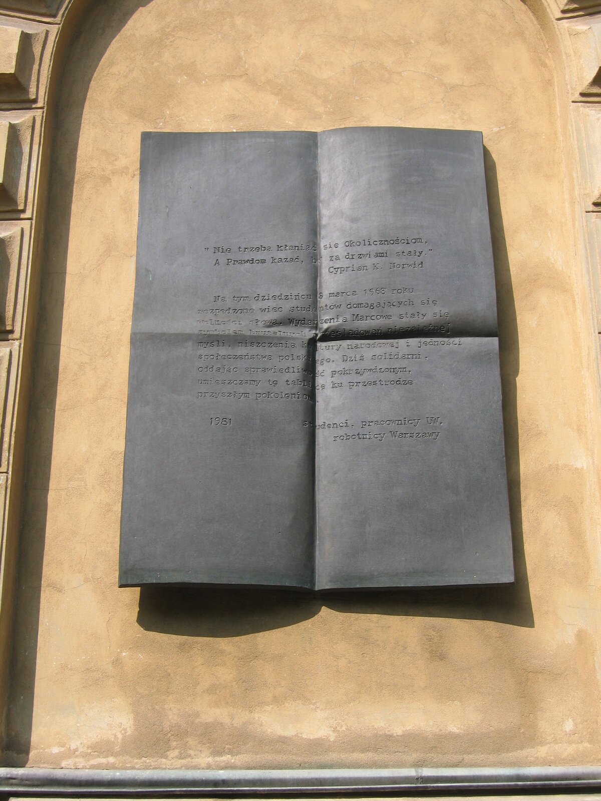 
Fotografia barwna przedstawiająca tablicę upamiętniająca studentów, którzy domagali się wolności słowa.