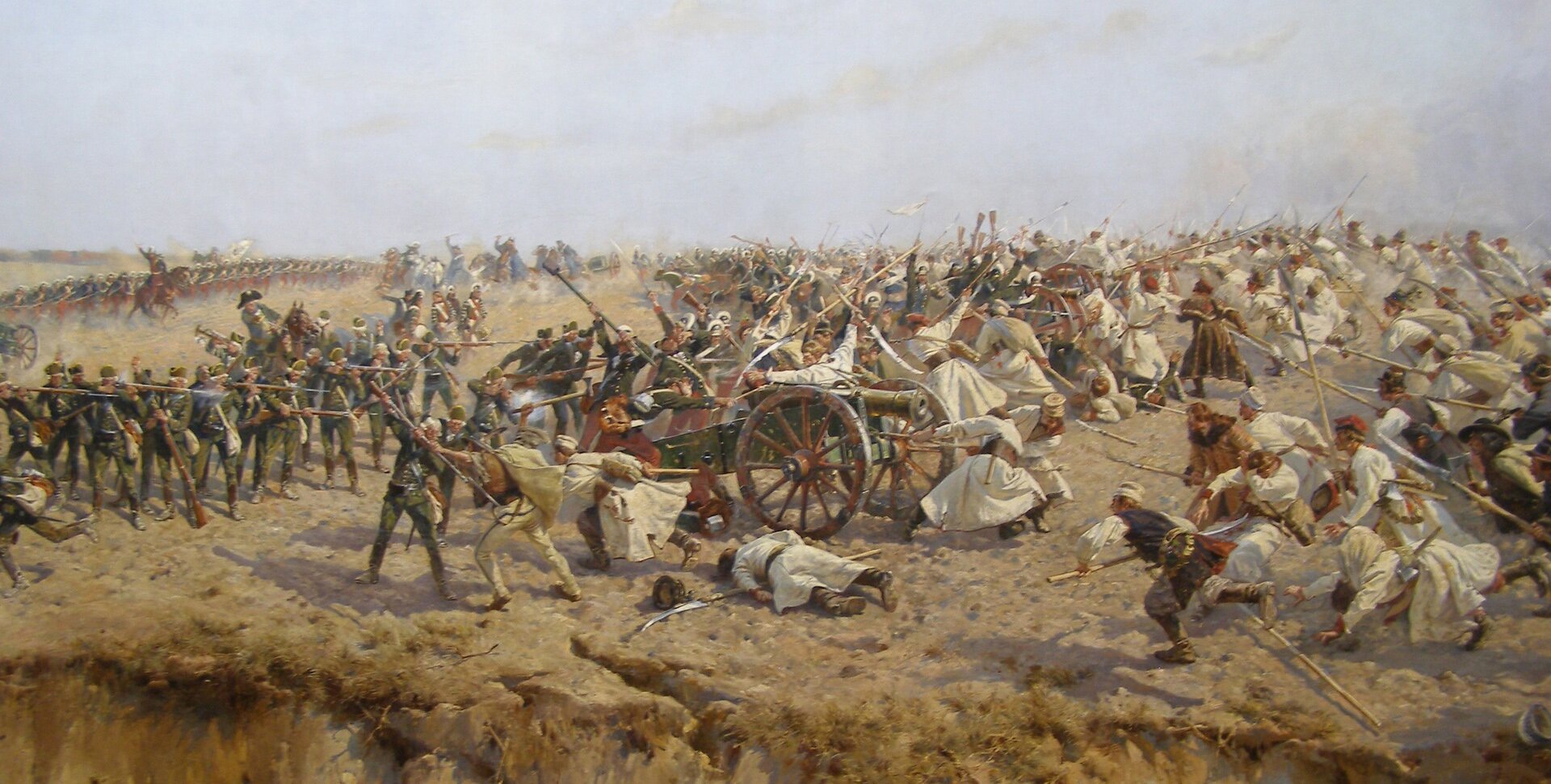 Obraz przedstawiający Fragment Panoramy Racławickiej. Z lewej strony widoczna jest regularna, umundurowana armia, stojąca w równym rzędzie z uniesionymi do strzału karabinami. Z prawej strony biegną na nich ubrani w białe szaty mężczyźni z postawionymi na sztorc kosami, posługując się nimi jak włócznią. W części centralnej obrazu mężczyzna w białej szacie gasi lont działa przy pomocy swojej czapki.