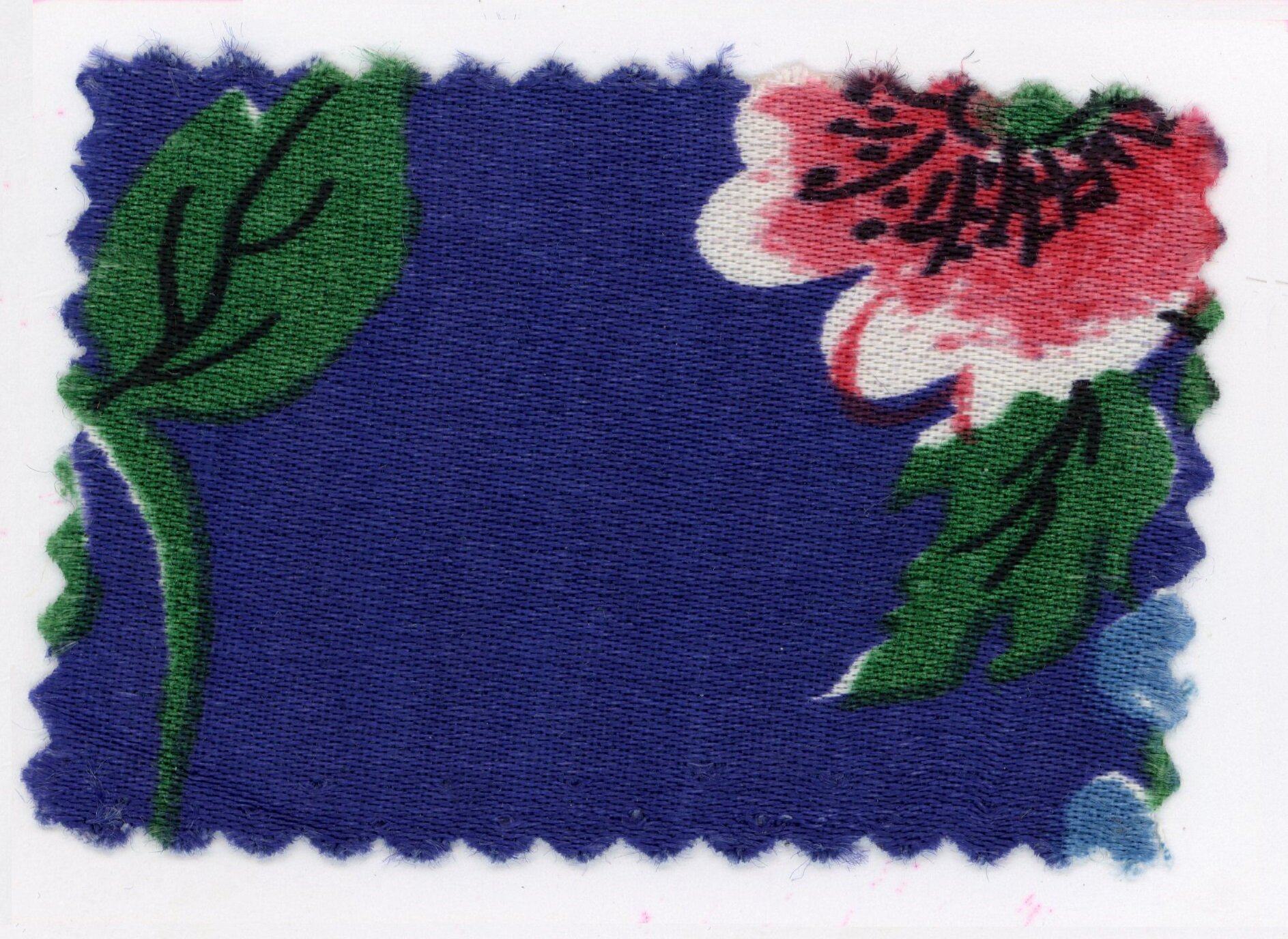 Zdjęcie przedstawia fragment niebieskiego atłasu. Na tkaninie jest kolorowy, kwiatowy wzór.Nagranie tożsame z treścią.
