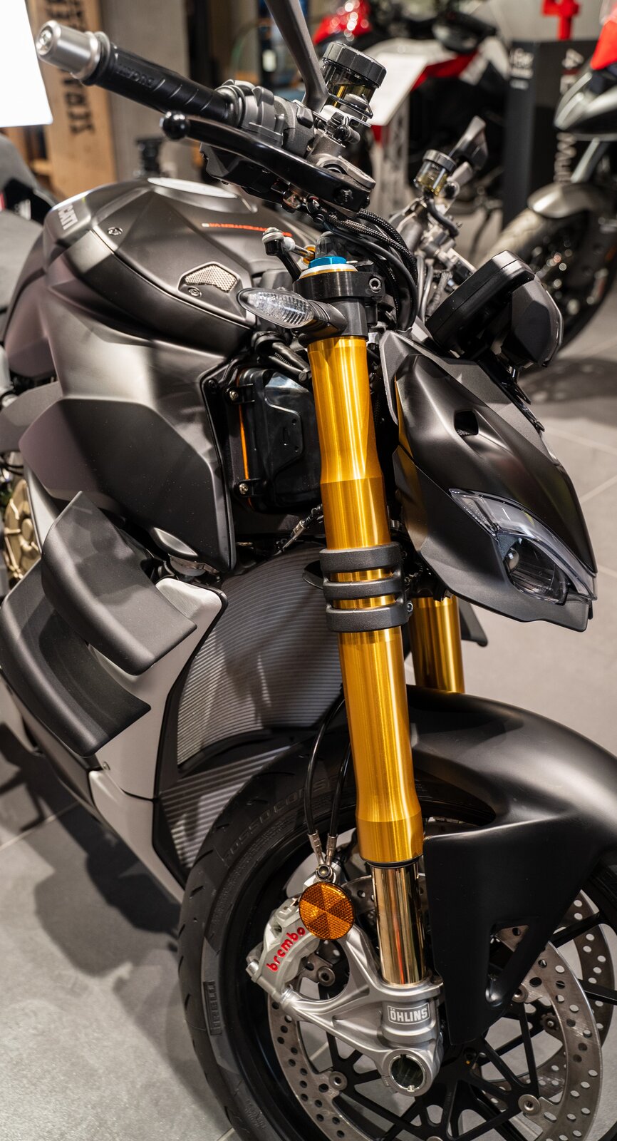 Na zdjęciu zbliżenie na zawieszenie typu span lang='en'>upside‑down w motocyklu.