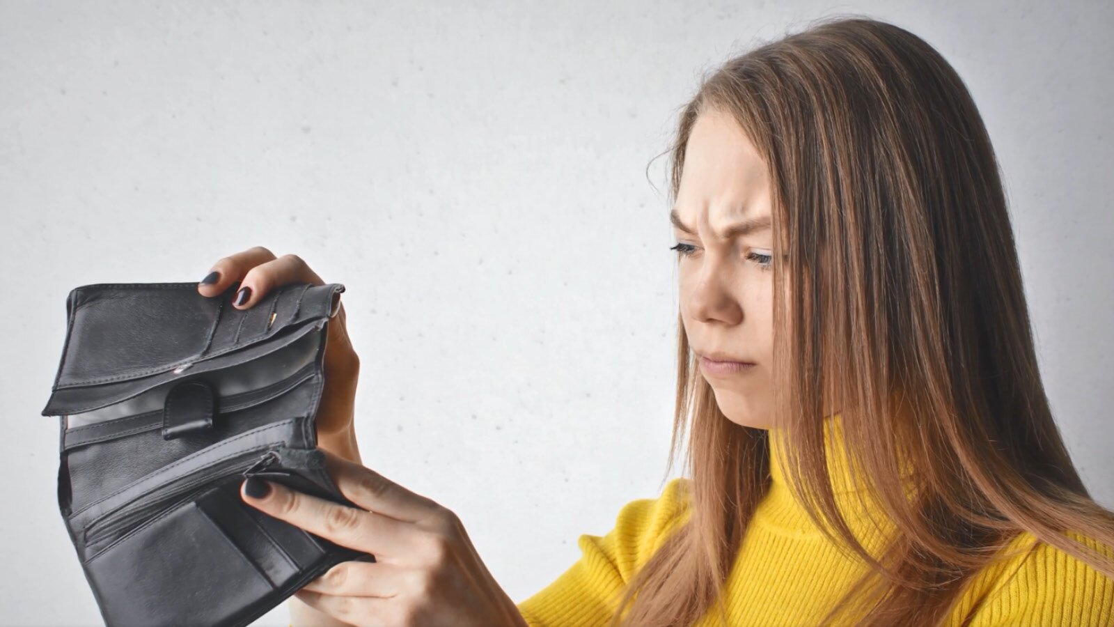 Nur einmal pro Woche einkaufen. który czyta lektor.Transkrypcja: Wenn du mehrmals wöchentlich einkaufst, hast du vielleicht den Eindruck, dass du weniger Geld ausgibst. In Wirklichkeit ist dein Portemonnaie am Ende des Monats leer, denn du kaufst viele unnötige Produkte, die schnell verderben. Denk mal darüber nach und versuche, nur einmal pro Woche einzukaufen.
Ilustracja przedstawia młodą kobietę zaglądającą do pustego portfela. Na twarzy widoczny jest grymas niezadowolenia.