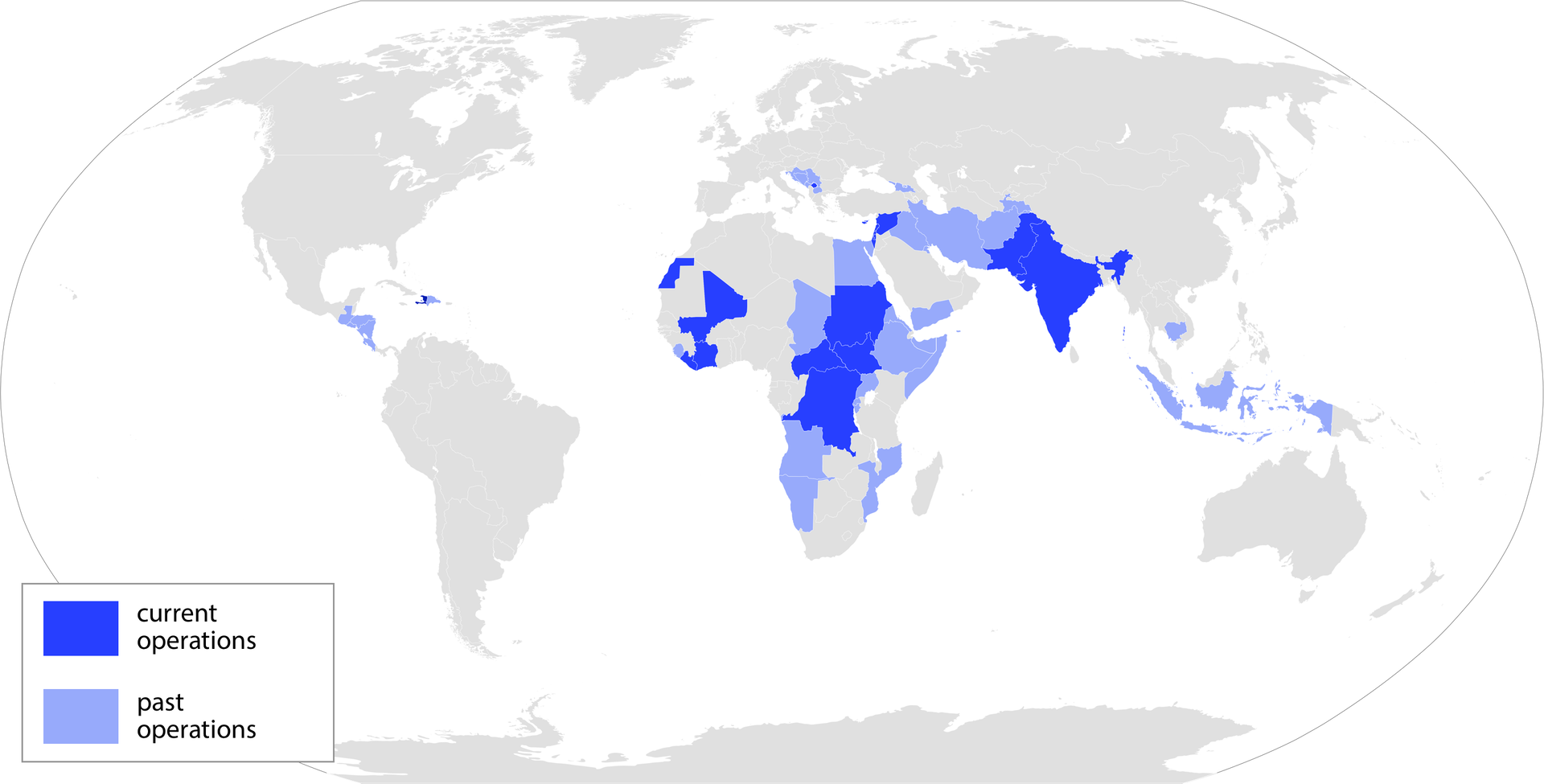 Mapa przedstawiająca obszary, na których prowadzono operacje pokojowe ONZ oraz obszary, na których misje pokojowe nadal trwają. Tereny, na których prowadzono operacje. W Afryce: Angola, Rwanda, Wybrzeże Kości Słoniowej, Etiopia, Erytrea, Sierra Leone, Republika Środkowoafrykańska, Czad, Libia, Liberia, Uganda, Burundia, Mozambik, Somalia, Sudan, Kongo, Demokratyczna Republika Konga, Namibia. W Ameryce Środkowej: Haiti, Dominikana, Kostaryka, Salwador, Gwatemala, Honduras, Nikaragua. W Azji i na Pacyfiku: Kambodża, Afganistan i Pakistan, Indie, Tadżykistan, Timor-Leste, Zachodnia Nowa Gwinea. Na Bliskim Wschodzie: Egipt, Izrael, Iran, Irak, Kuwejt, Liban, Jemen, Syria. W Europie: Chorwacja, Bośnia, Hercegowina, Gruzja, Macedonia. Tereny, na których operacje pokojowe obecnie trwają. W Afryce: Sahara Zachodnia, Mali, Demokratyczna Republika Konga, Darfur, Sudan, Abyei, Liberia, Sudan Południowy, Republika Środkowoafrykańska. W Ameryce Środkowej: Haiti. W Azji: Indie i Pakistan. W Europie: Cypr, Kosowo.
