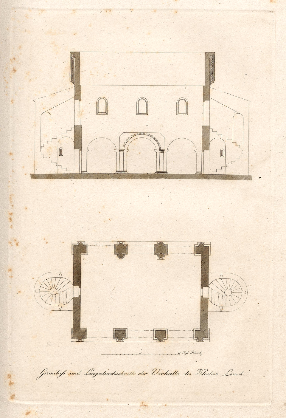 Historyczny rysunek architektoniczny na pożółkłym papierze. U góry widoczny jest przekrój podłużny budynku z arkadami, schodami po obu stronach oraz małymi półkolistymi oknami. Na dole znajduje się rzut poziomy prostokątnej hali z zaznaczonymi filarami i dwiema spiralnymi klatkami schodowymi po bokach. Całość wykonana cienką kreską w stylu technicznym, z podpisem w języku niemieckim odnoszącym się do zabudowań klasztoru w Lorsch.