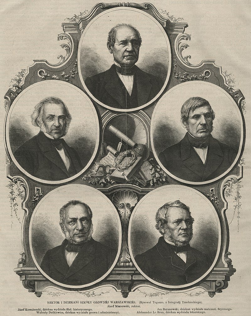 Ilustracja przedstawia pięć portretów wpisanych w okrągłe ramki. Na każdym portrecie znajduje się starszy mężczyzna. Wszyscy ubrani są w ciemne surduty, białe koszule i fulary bądź muszki pod szyją. W centralnym punkcie pomiędzy zdjęciami widnieją symbole takie jak książka, laurowy wieniec, wąż, papier zwinięty w rulon, luneta, globus. 