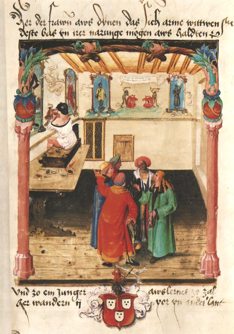 Ilustracja przedstawia warsztat malarza. W centralnej części widzimy pięciu mężczyzn. Dwóch z nich wskazuje na siedzącą na stole, odwróconą do nich plecami, modelkę. Na ścianach zawieszone są obrazy przedstawiające postacie ludzkie. Mężczyźni ubrani są w długie, kolorowe płaszcze. Kobieta ubrana jest w krótką, białą sukienkę z odsłoniętymi ramionami.