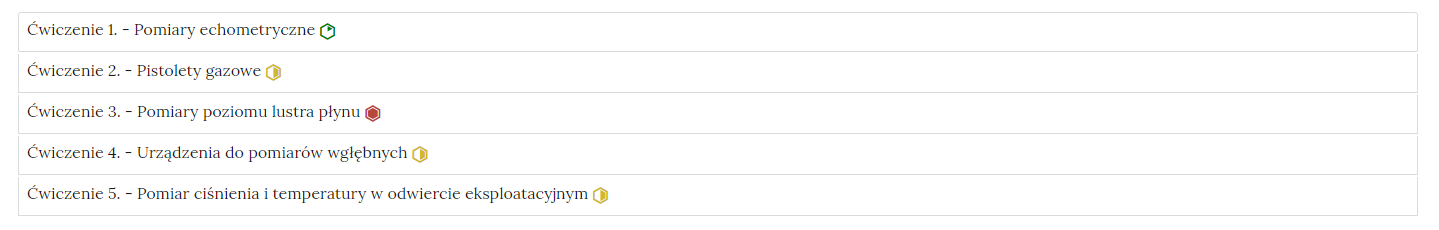 Na rysunku przedstawiono widok listy zadań. Lista zadań jest sporządzona z rozwijalnych zakładek. Każda zakładka stanowi wiersz zawierający te same informacje. Z lewej strony wiersza umieszczony jest numer ćwiczenia. Przykładowy zapis: Ćwiczenie numer 1. Obok numeru znajduje się tytuł zadania. Przykładowy zapis dla ćwiczenia numer 1: Pomiary echometryczne. Po prawej stronie wiersza widać kolorowy symbol. Symbol określa poziom trudności. Przykładowy symbol dla ćwiczenia numer jeden ma kształt sześciokąta. Jedna z sześciu części sześciokąta została zamalowana kolorem zielonym. Symbol ten oznacza zadanie na poziomie łatwym.