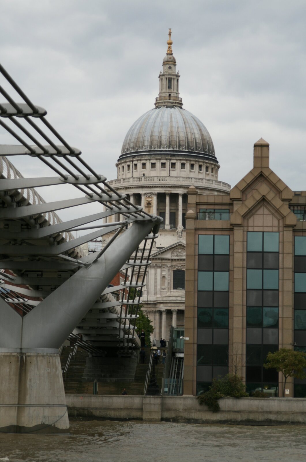 Ilustracja przedstawia katedrę św. Pawła w Londynie jedną z najbardziej znanych budowli sakralnych Londynu. Cechuje ją rozmach i monumentalność. Kopułę wieńczy latarnia z krzyżem, a u jej dołu znajduje się Złota Galeria – stanowiąca doskonałą platformę widokową. Fasadę świątyni stanowi portyk z płaskorzeźbionym frontonem, podtrzymywany przez podwójne kolumny i flankowany przez dwie wieże.