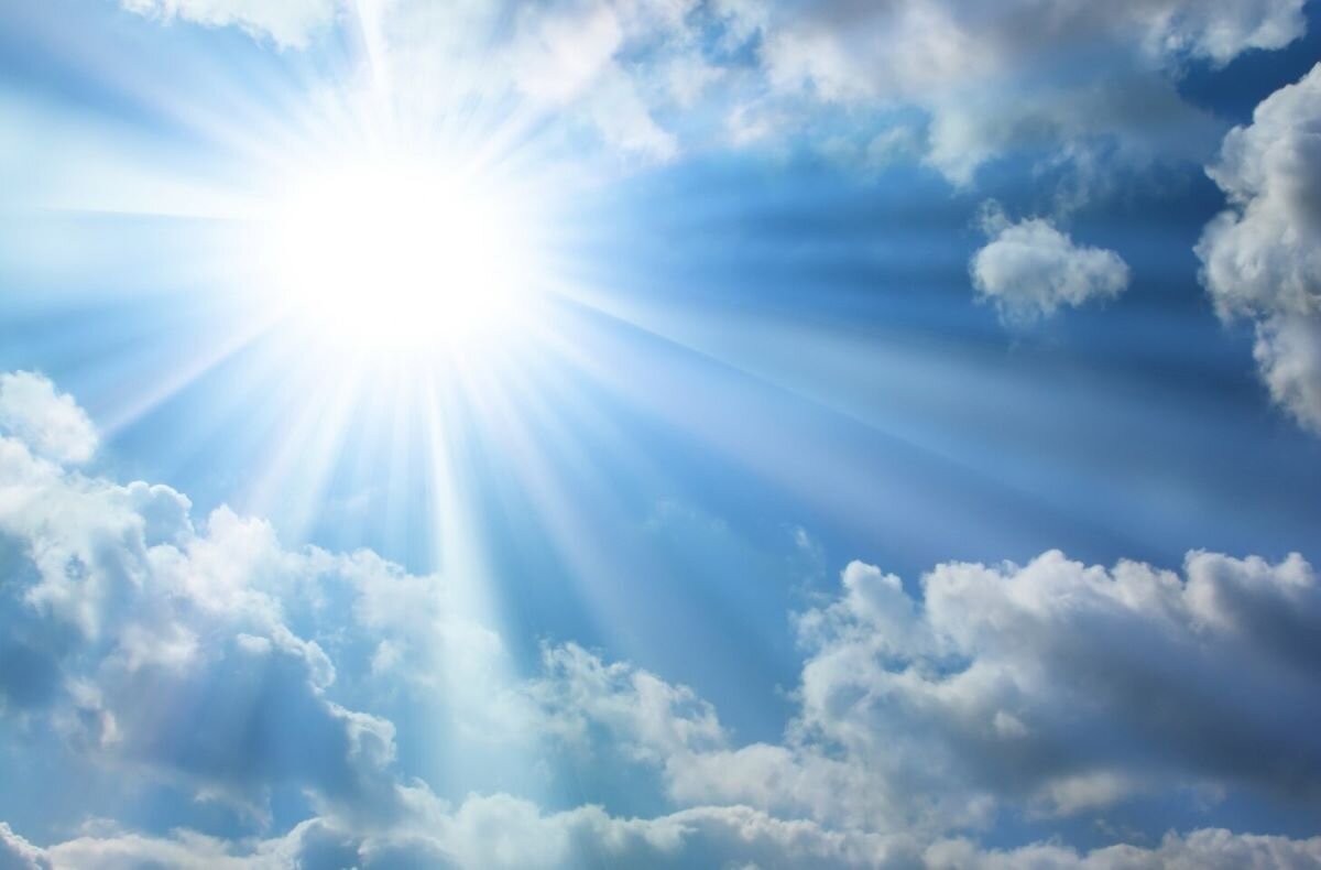 Ilustracja interaktywna przedstawia zachmurzone niebo. Pomiędzy chmurami przebija się słońce. Dodatkowo na ilustracji umieszczono następujące informacje: 1. Na fotografii przeważają barwy zimne - barwy zmierzające do błękitu, głównie fioletowo‑zielono‑błękitne. Obrazowo nazywane „barwami wody”.