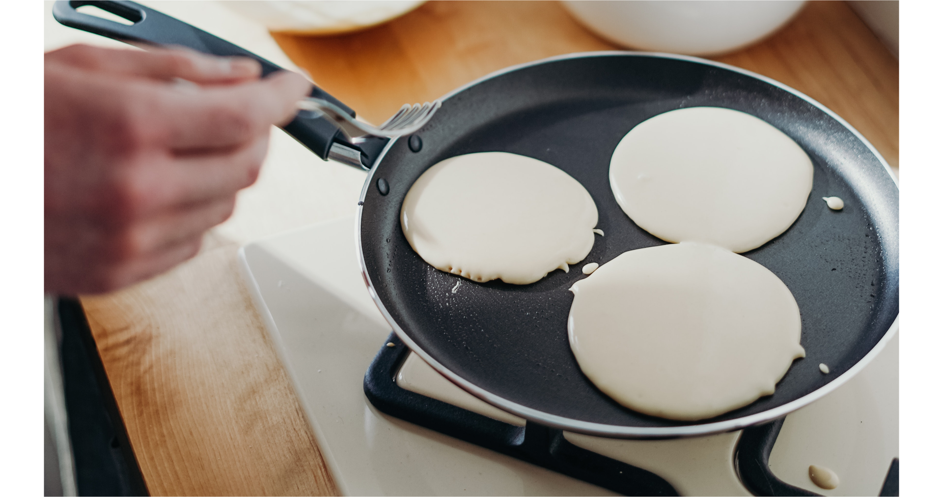 Zdjęcie przedstawia trzy placki smażące się na patelni.