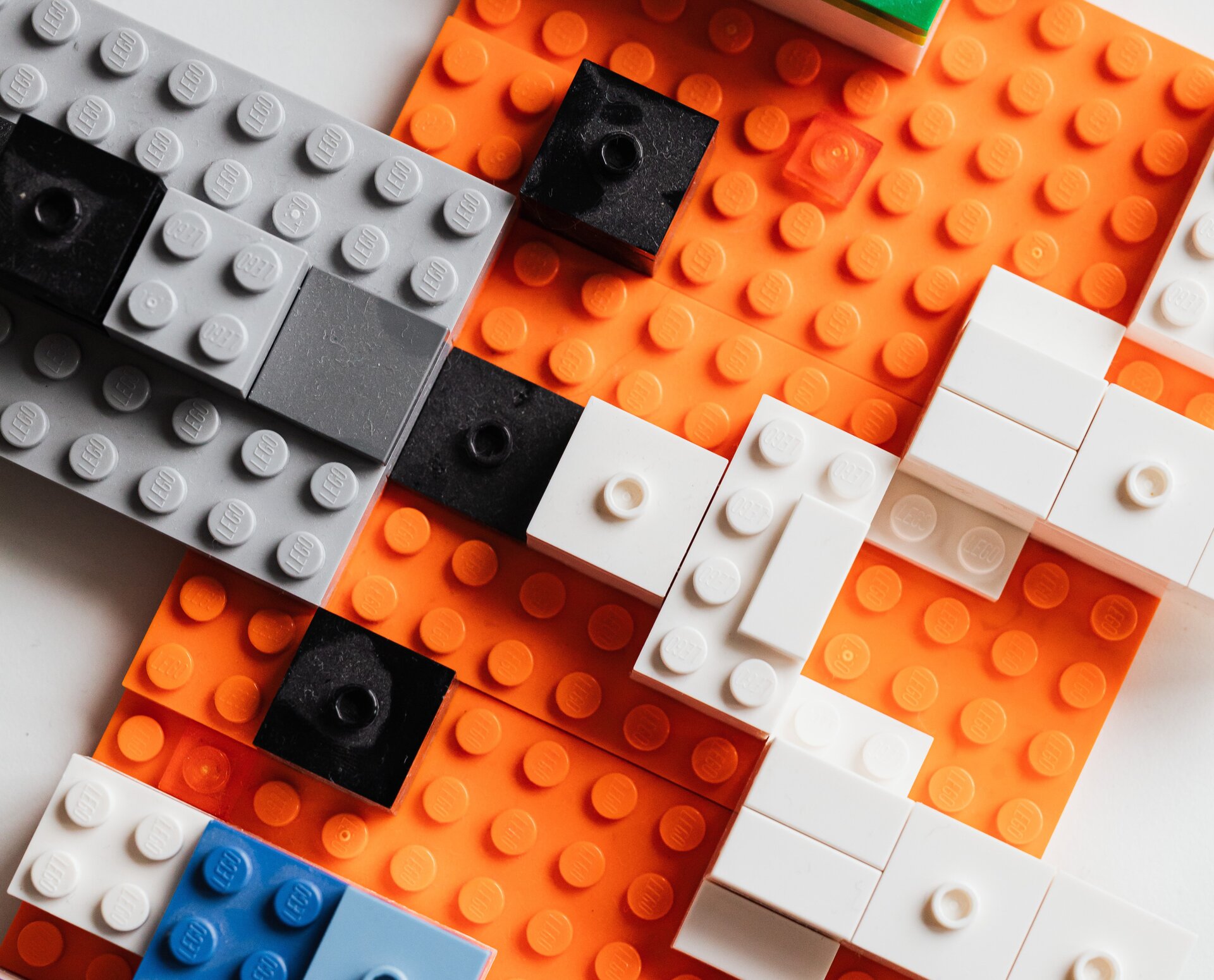 Ilustracja przedstawia klocki lego