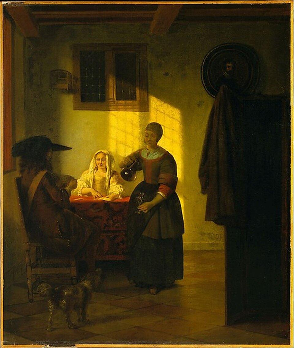 Ilustracja przedstawia obraz Pietera de Hoocha „Para grająca w karty i służąca”. Ukazuje dwie kobiety i mężczyznę we wnętrzu. Jedna z nich przy stoliku gra z żołnierzem w karty. Jest najbardziej oświetloną częścią obrazu, podczas gdy mężczyzna odwrócony tyłem do widza pozostaje w cieniu. Druga kobieta sto przy stole naprzeciw mężczyzny  i z karafki nalewa wino do kieliszka. Z przodu po lewej stoi pies, wpatrujący się w służącą. Przez niewidoczne na lewej ścianie okno wpada słup światła. Na tylnej ścianie znajduje się ciemne okno oraz wisi okrągły obraz z wizerunkiem mężczyzny. Po prawej stronie przestronnego wnętrza znajduje się parawan, na którym przewieszony jest płaszcz - stanowią najciemniejszą część obrazu. 