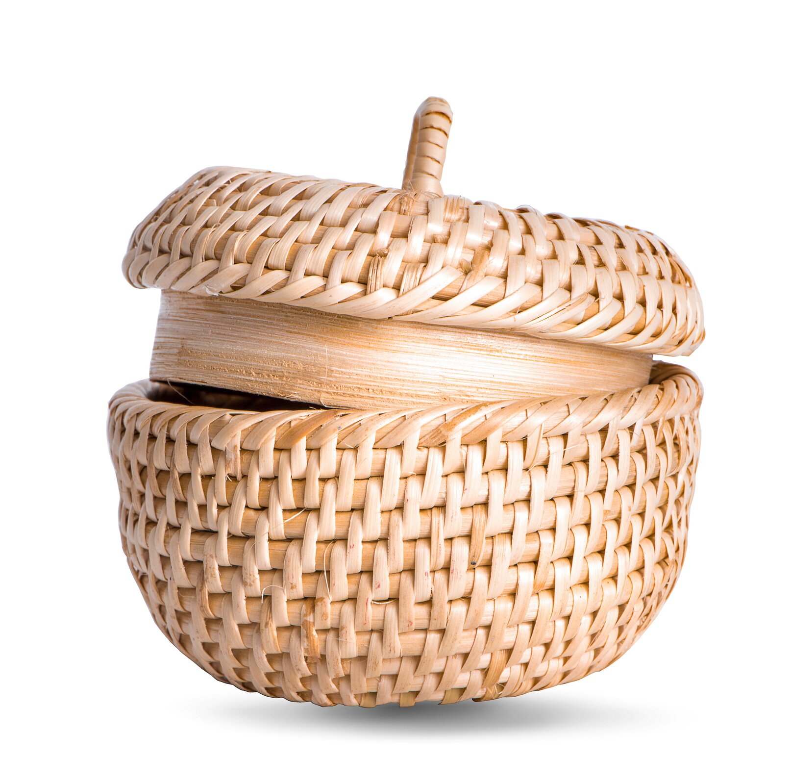 Zdjęcie kosza w jasnym kolorze z okrągłym dnem oraz wiekiem z uchwytem.