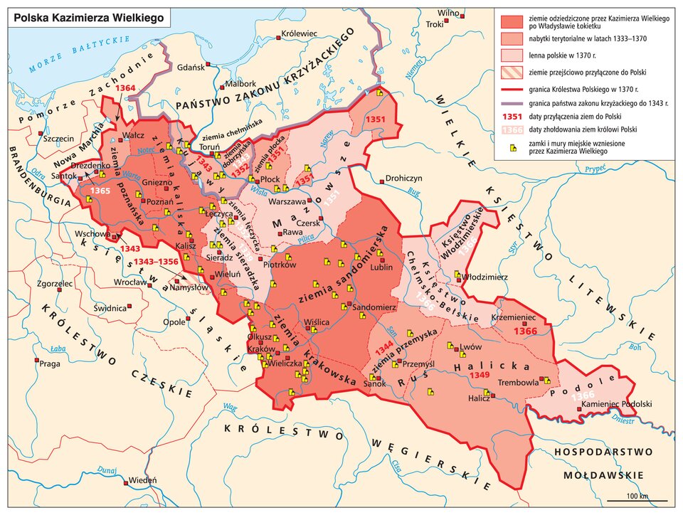 Mapa przedstawia Polskę Kazimierza Wielkiego. Ziemie odziedziczone przez Kazimierza Wielkiego po Władysławie Łokietku to ziemia kaliska (Kujawy), ziemia sandomierka oraz ziemia krakowska (południowa- wschodnia Polska). Nabytki terytorialne w latach 1333- 1370 to Ruś Halicka (wschodnia Ukraina granicząca z Polską), ziemia dobrzyńska oraz ziemia  Płocka. Lenna  polskie w 1370 roku to Mazowsze (Mazury i wschodnia część Polski), Księstwo Chełmsko- Bełskie, Księstwo Włodzimierskie, Podole (granica Polski z Ukrainą). Granica  państwa zakonu krzyżackiego do 1343 roku obejmowała teren obecnego Pomorza oraz Warmi. Granica Królestwa Polskiego w 1370 roku na północy graniczyła z Państwem Zakonu Krzyżackiego po wschodniej stronie z Wielkim Księstwem Litewskim, na południu Hospodarstwo Mołdawskie, Królestwo Węgierskie, Królestwo Czeskie, za zachodzie: Królestwo śląskie i Brandenburgia. Północny – zachód: Pomorze zachodnie. Daty przyłączenia ziem do Polski:  1366, 1351, 1352,1349, 1343, 1364. Daty zhołdowania ziem królowi Polski: 1366, 1351, 1352, 1339, 1365. Zamki i mury miejskie wzniesione przez Kazimierza Wielkiego: Włodzimierz, Lwów, Tremblowa, Halicz, Przemyśl, Sanok, Wieliczka, Olkusz, Kraków, Sandomierz, Lublin, Płock, Piotrków, Sieradz, Kalisz, Łęczyca, Poznań, Gniezno, Drezdenko, Toruń. 