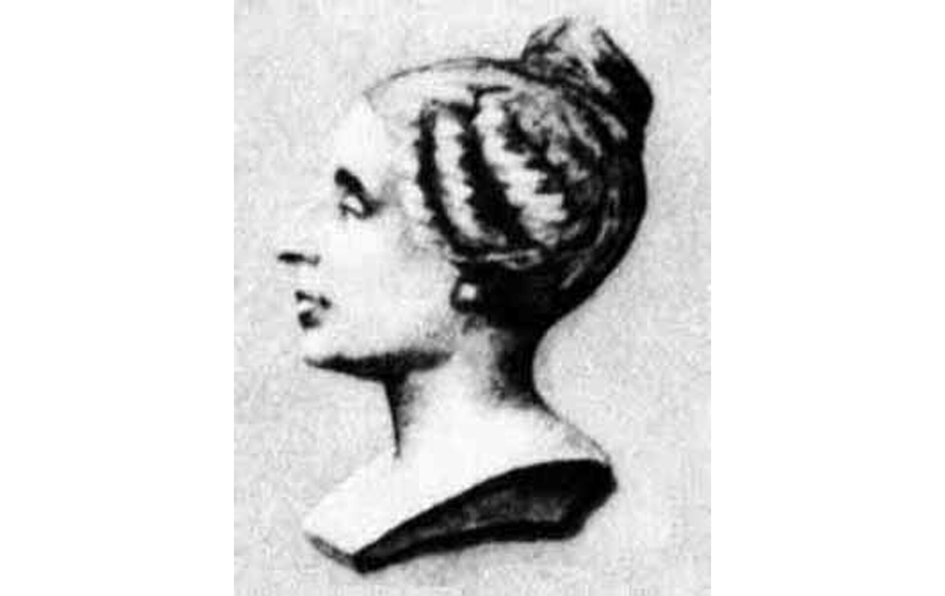 Ilustracja przedstawia popiersie kobiety pozującej lewym profilem. Kobieta ma wysoko upięte włosy.
