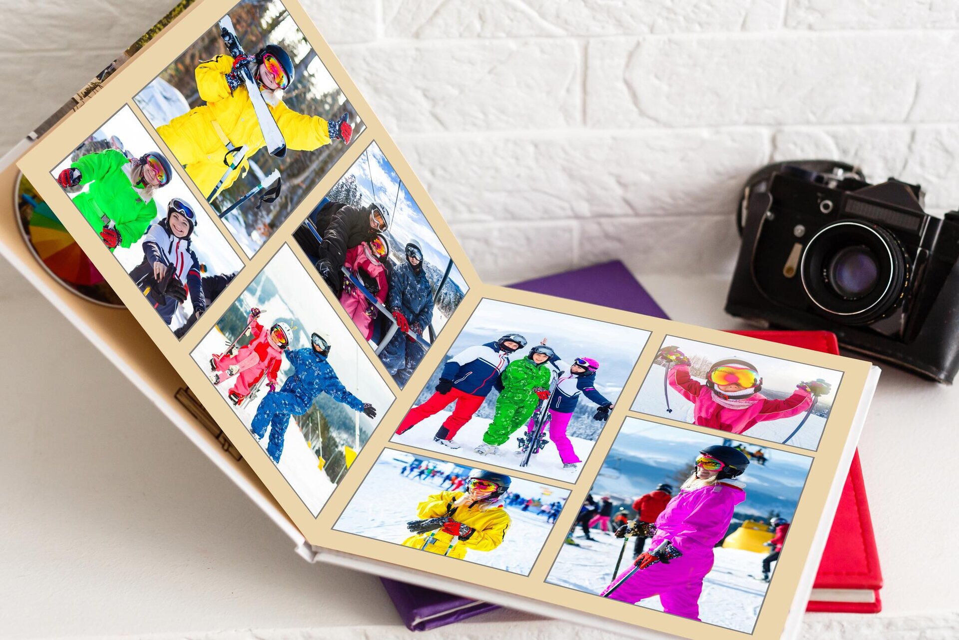 Ilustracja przedstawia album ze zdjęciami rodzinnymi ze stoku narciarskiego. Obok leży aparat.