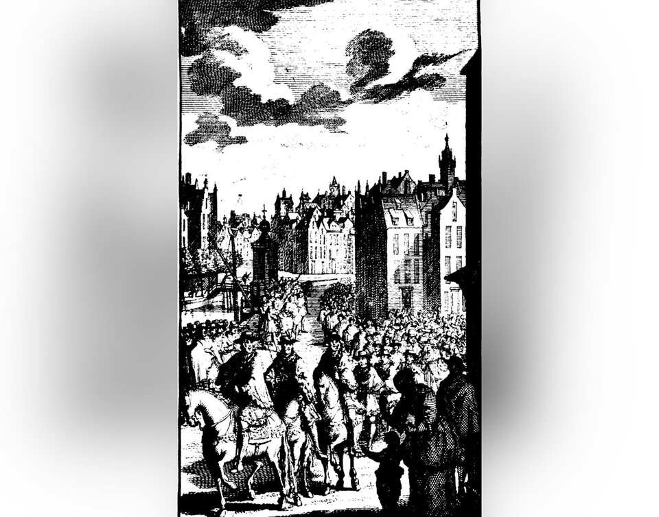 Rycina przedstawia przedmieścia miasta, którymi podąża konny orszak trzech mężczyzn. Otaczają go tłumy ludzi.