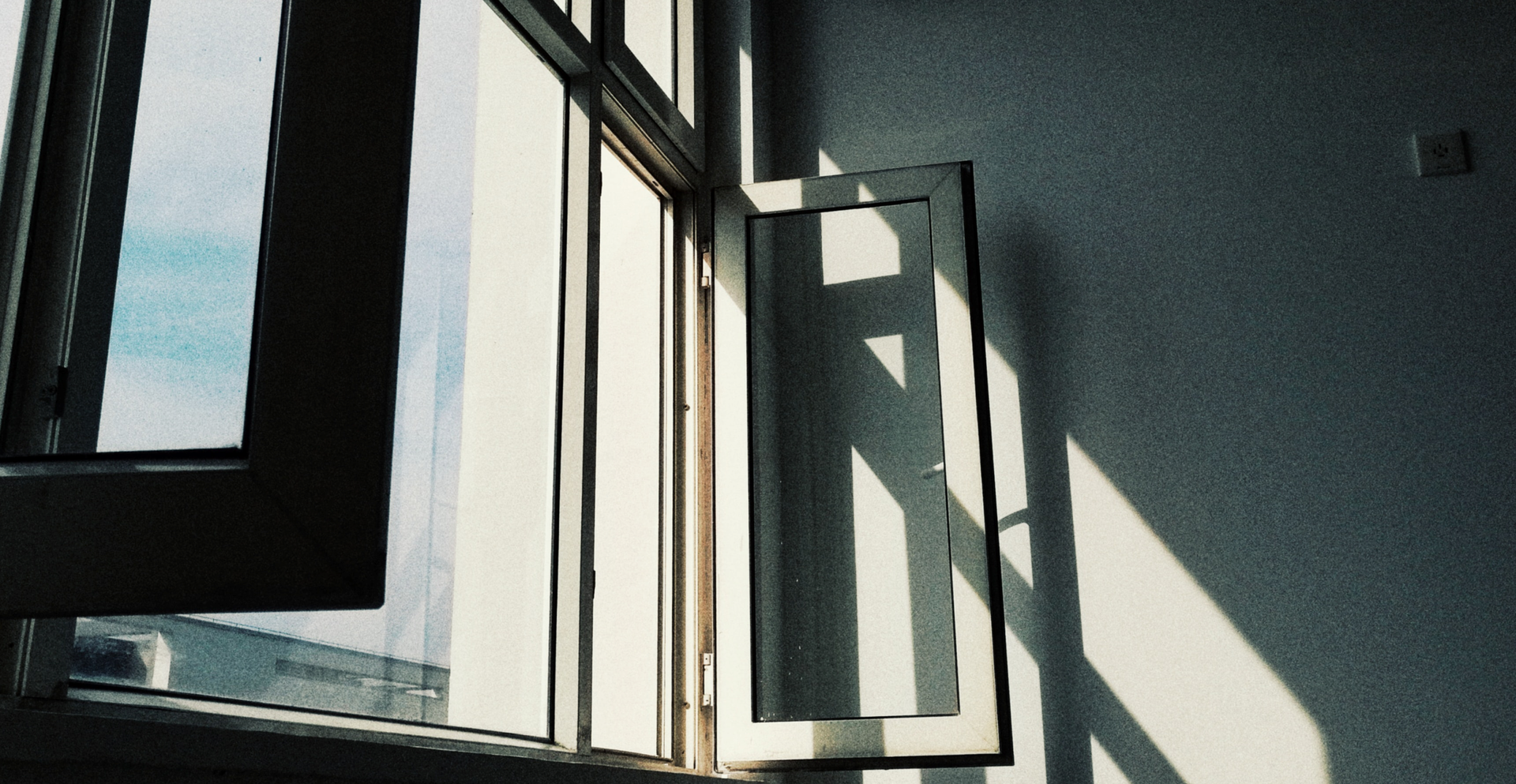 Zdjęcie przedstawia zbliżenie na otwarte okno.