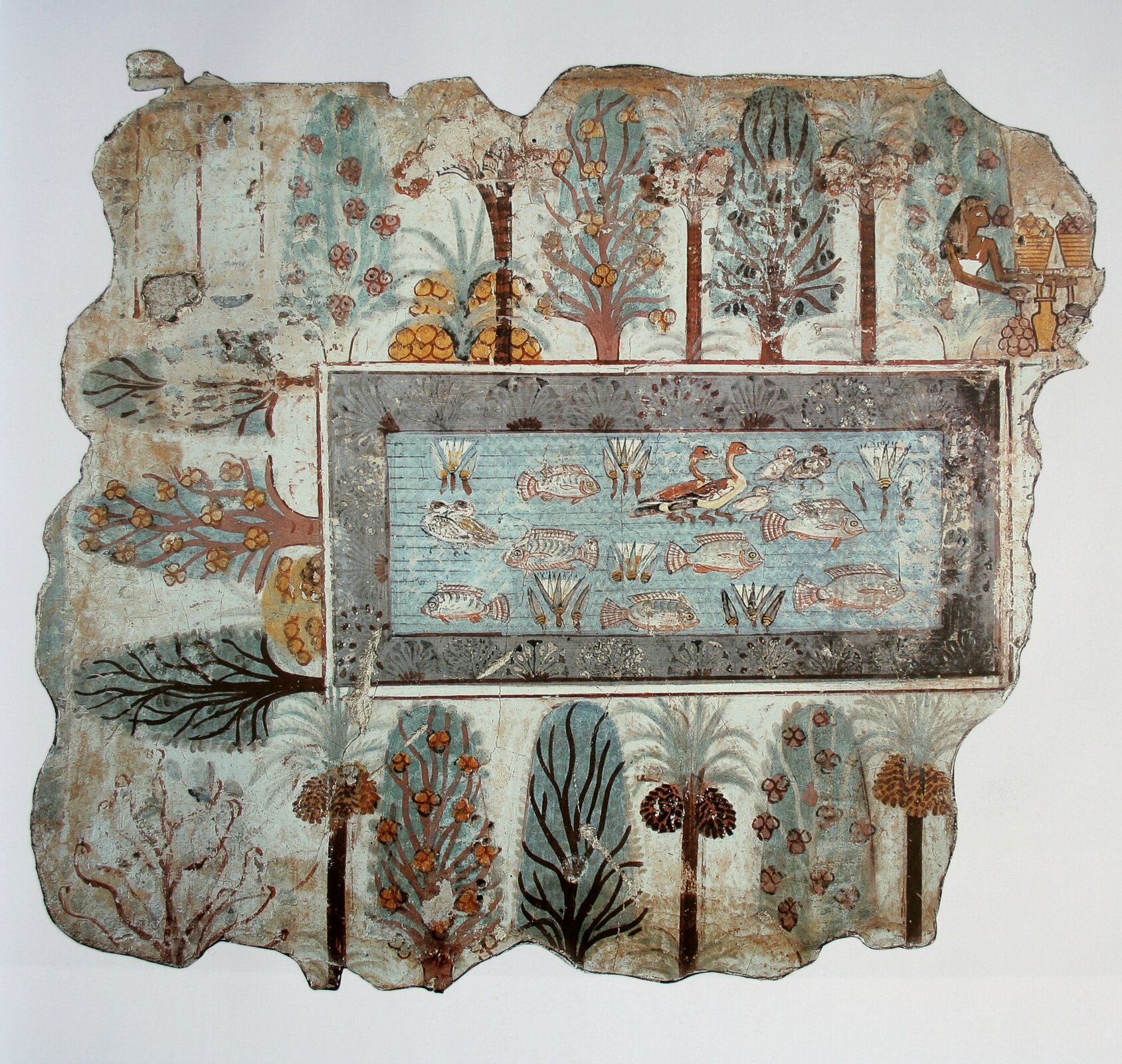 Ilustracja przedstawia egipski fresk „Ogród”. Malowidło ukazuje topograficzne ujęcie ogrodu z licznymi drzewami oraz prostokątnym, pełnym ryb i kaczek stawem pośrodku. Znajdująca się naokoło zbiornika wodnego roślinność, ułożona jest płasko w poziomych i pionowych kierunkach. W górnym prawym rogu fresku namalowana została Egipcjanka z ustawioną obok niej wazą oraz koszami pełnymi owoców. Obraz zachował się w postaci fragmentu, zniszczonego na krawędziach, pokrytego malunkiem tynku.