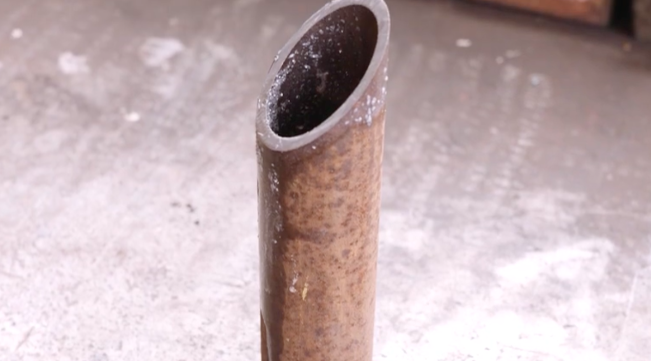 Zdjęcie przedstawia rurkę, która została przycięta na ukos. Poniżej ilustracji znajduje się przycisk do odtworzenia nagrania. Poniżej ilustracji znajduje się przycisk do odtworzenia nagrania.