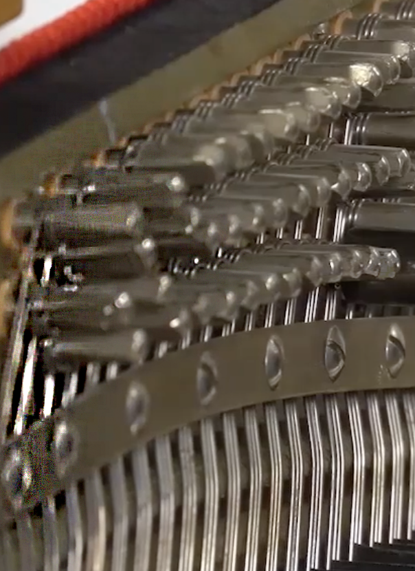 Na zdjęciu widać stalowe kołki stroikowe umieszczone w strojnicy.