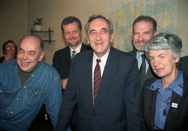 Fotografia barwna przedstawiająca działaczy: Jacek Kuroń, Piotr Nowina-Konopka, Tadeusz Mazowiecki, Bronisław Geremek i Zofia Kuratowska po zwycięstwie Unii Wolności.