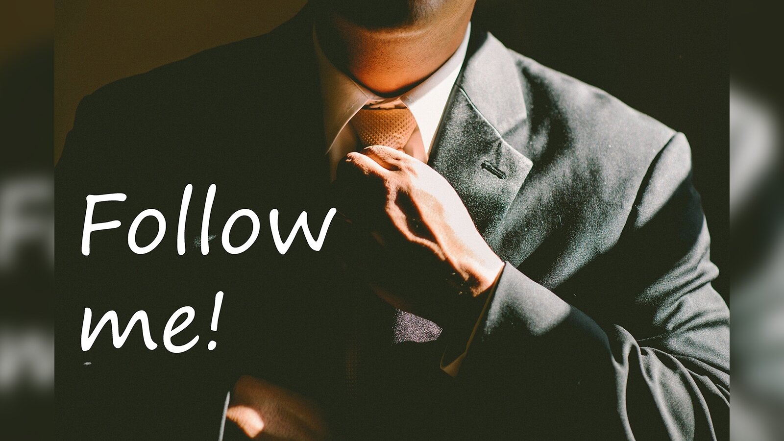 Zdjęcie przedstawia mężczyznę od pasa do podbródka, który jest ubrany w garnitur. Widoczna jest lewa dłoń poprawiającą krawat. W lewym dolnym rogu widoczny jest napis w języku angielskim: Follow me. 